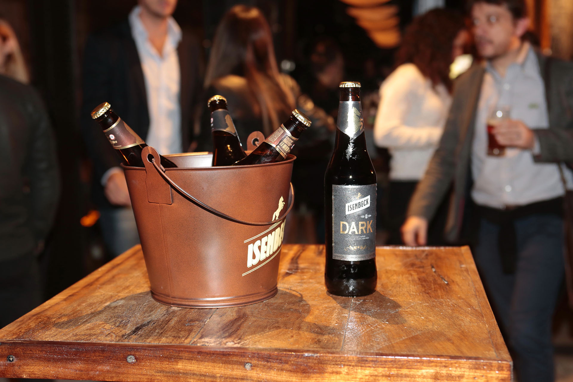 La Dark es una cerveza de estilo Bock, con un cuerpo y amargo medio, de color oscuro intenso, y en cuyo aroma se destacan notas como chocolate y café, impartidas por las maltas tostadas