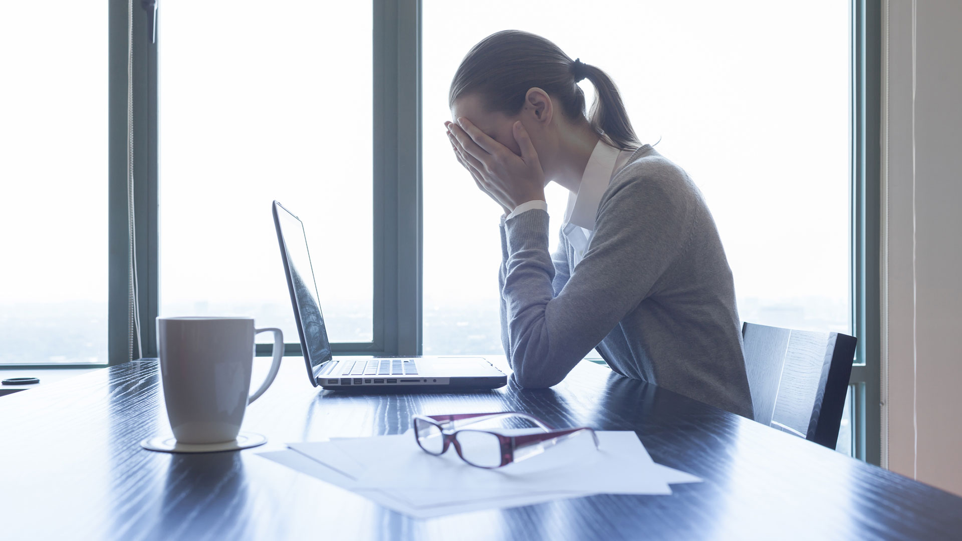Una etiqueta negativa puede hacer que nos sintamos inferiores a los demás (iStock)