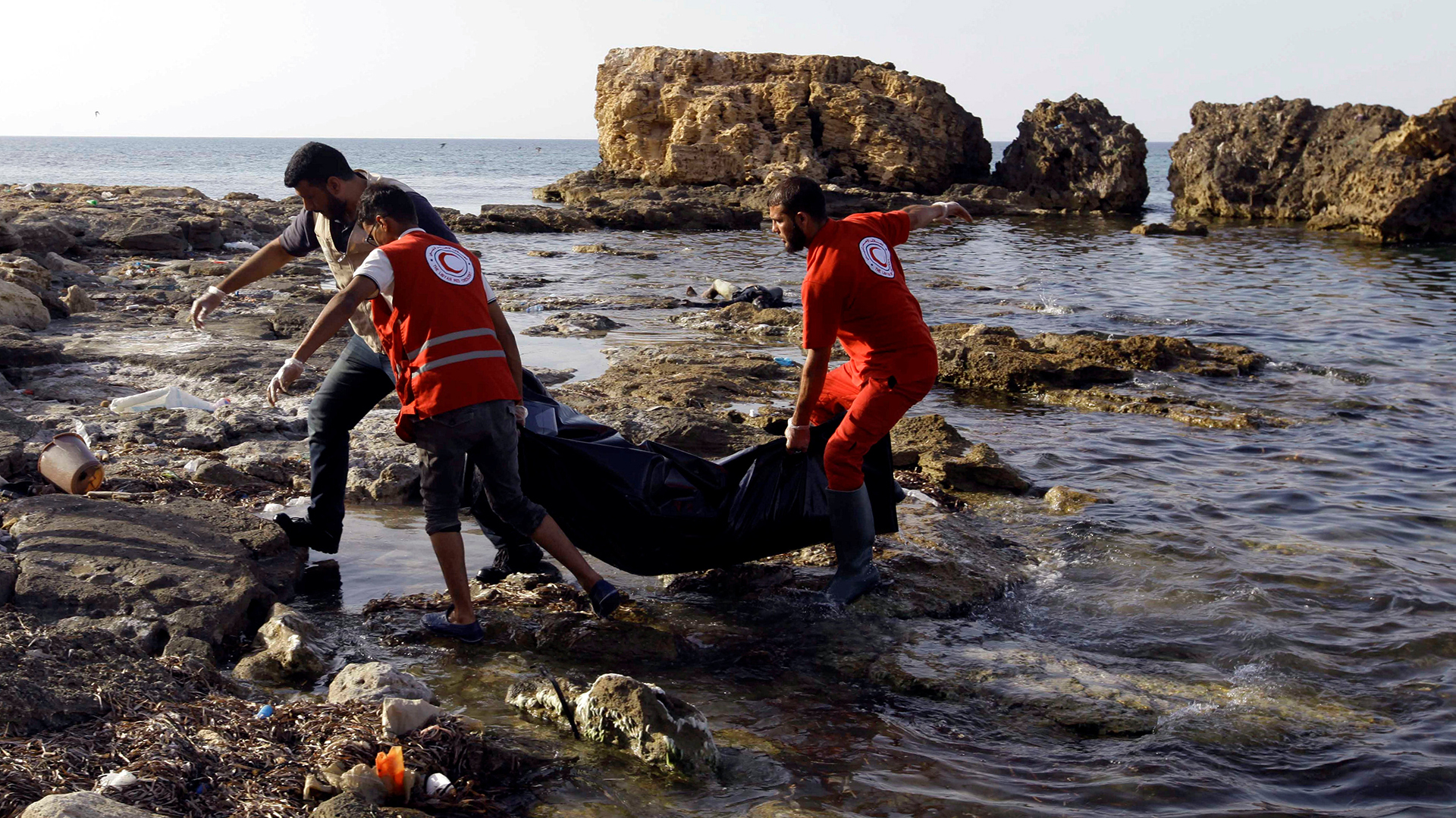 Rescatistas retiran los cuerpos de migrantes de las costas de Libia (REUTERS/Ismail Zitouny)