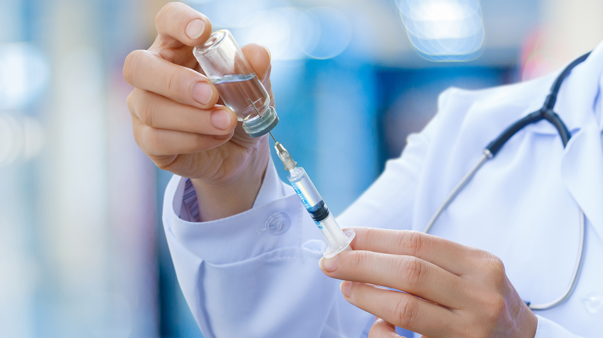 Parte del protocolo de la alerta epidemiológica es realizar la vacunación de bloqueo con vacuna triple viral a los contactos del caso sospechoso que no cuenten con esquema de vacunación completo para su edad. (istock)