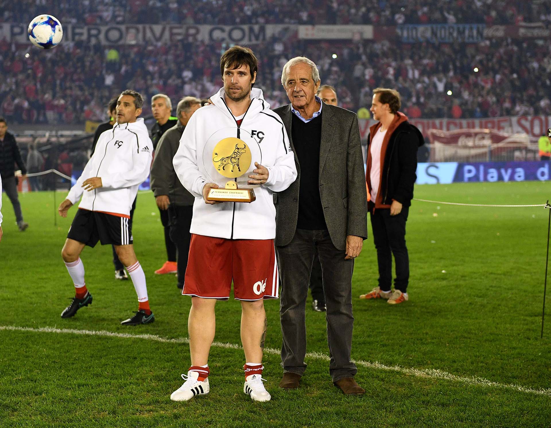 Cavenaghi junto al presidente de River, Rodolfo D’Onofrio