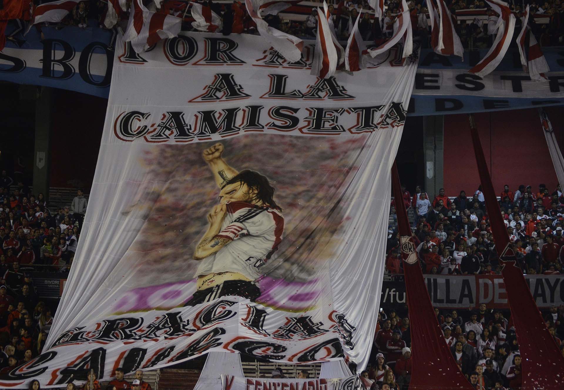 Una de las banderas en el estadio Monumental
