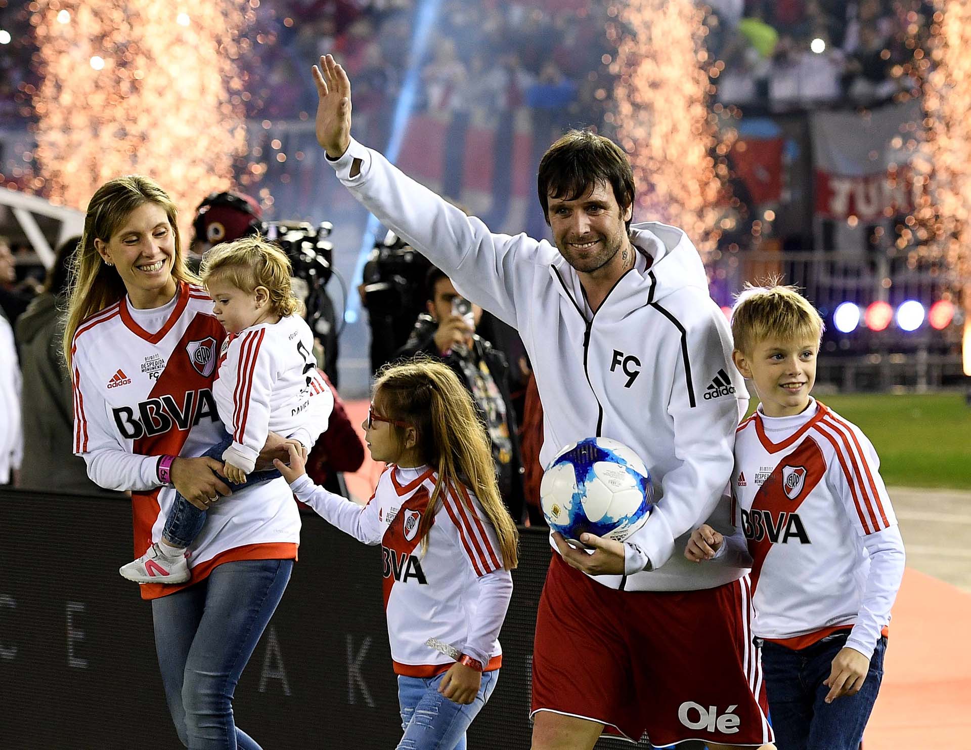 El ex futbolista salió al campo de juego junto a su esposa y sus tres hijos