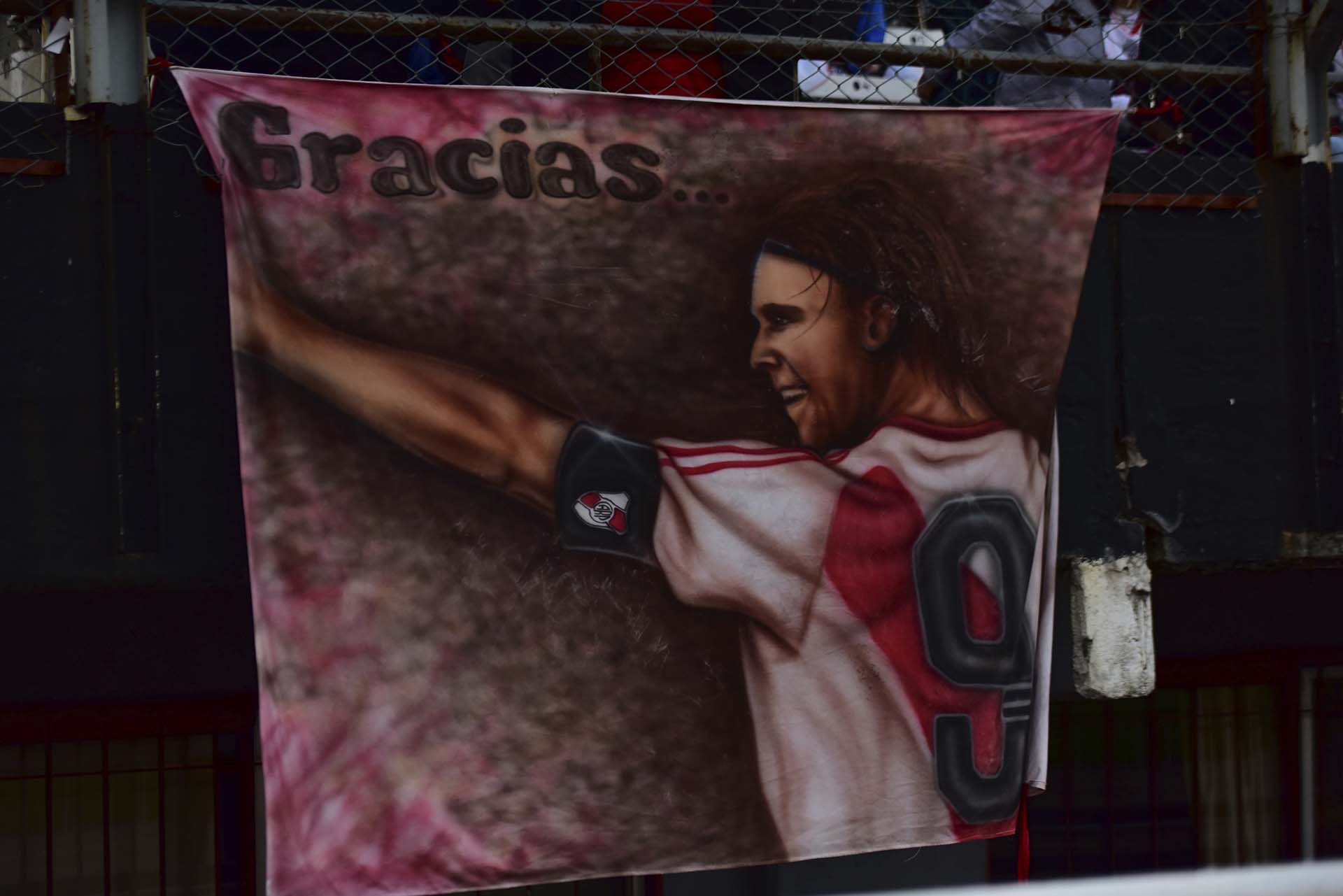 Hubo banderas en homenaje al goleador