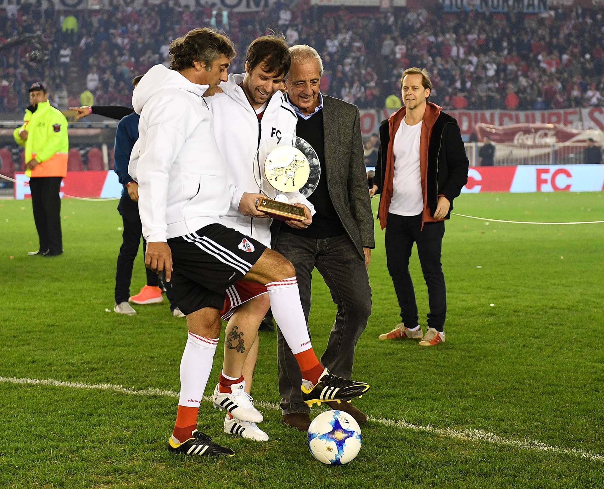 El ídolo se retiró junto a los dirigentes del club