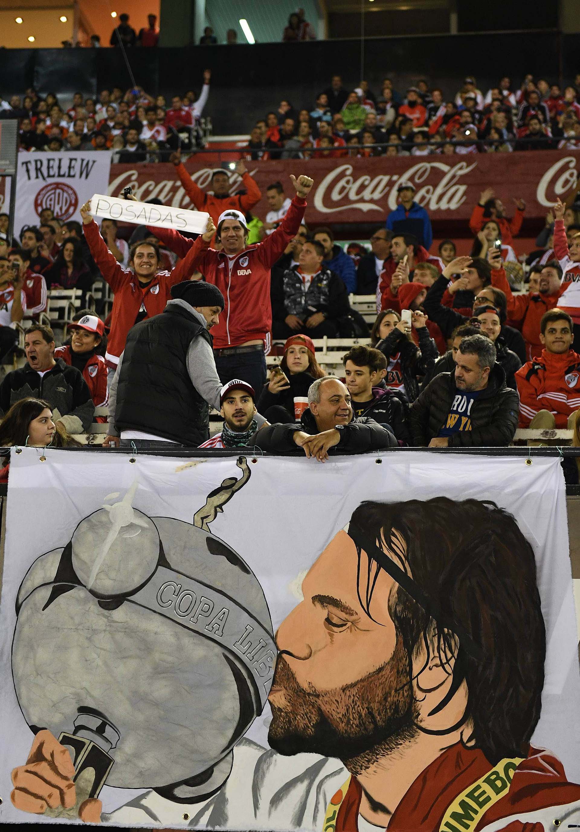Hinchas de todo el país acudieron al Monumental para ver al ídolo