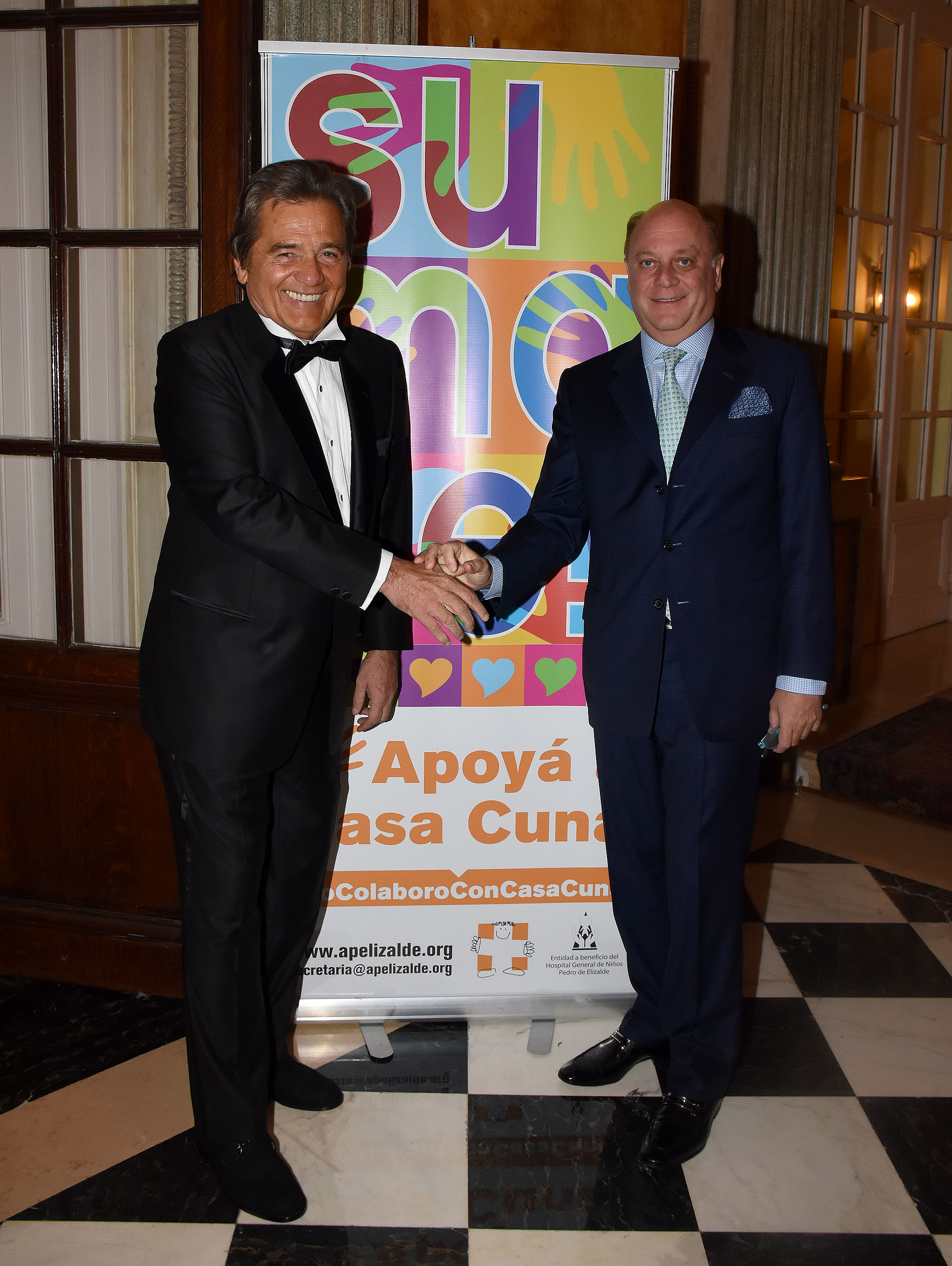 Lido González Noguera, a cargo de la subasta solidaria, posa junto a Martín Cabrales