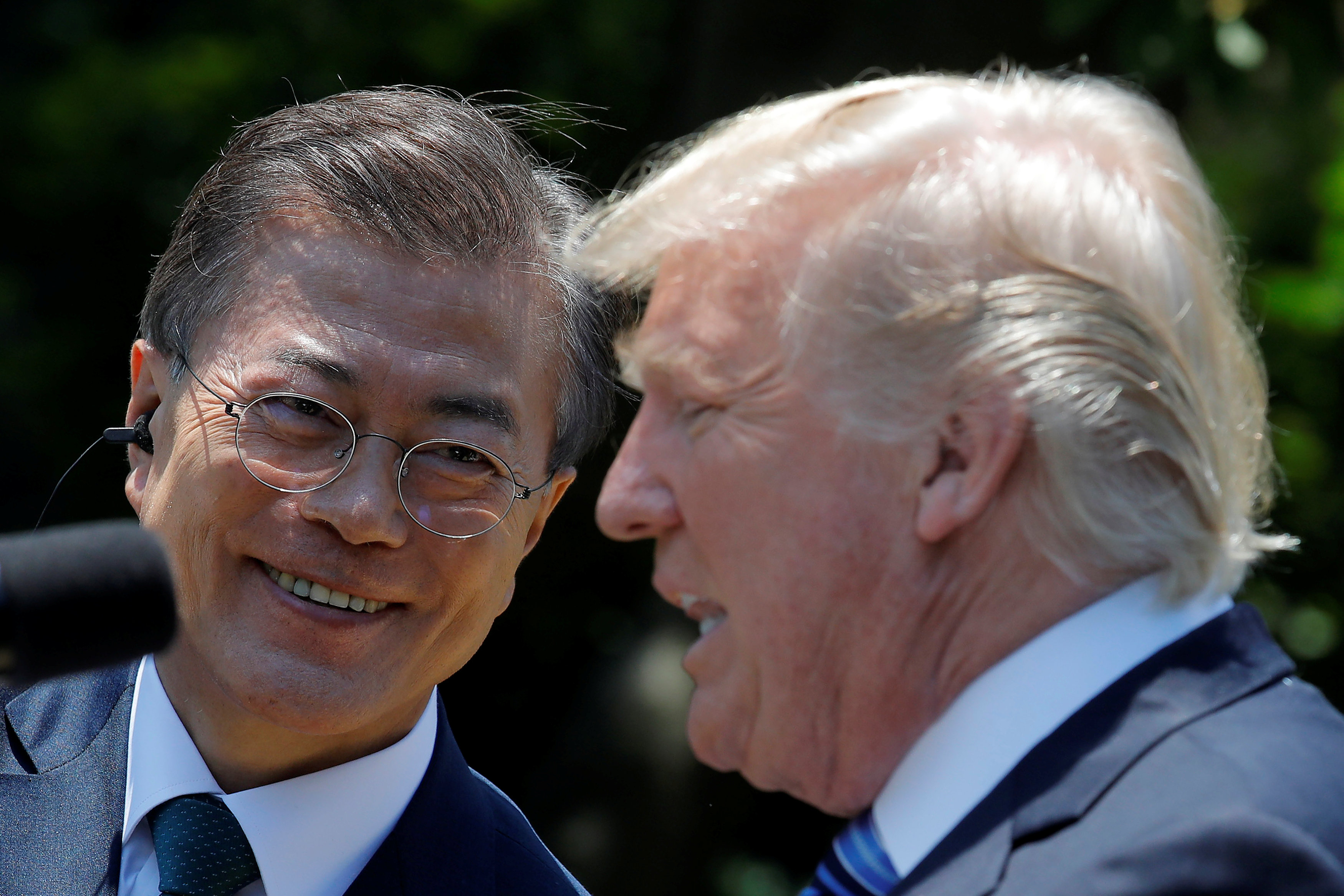 El presidente de Corea del Sur Moon Jae-in y su par estadounidense Donald Trump durante un encuentro en la Casa Blanca el 30 de junio (Reuters)