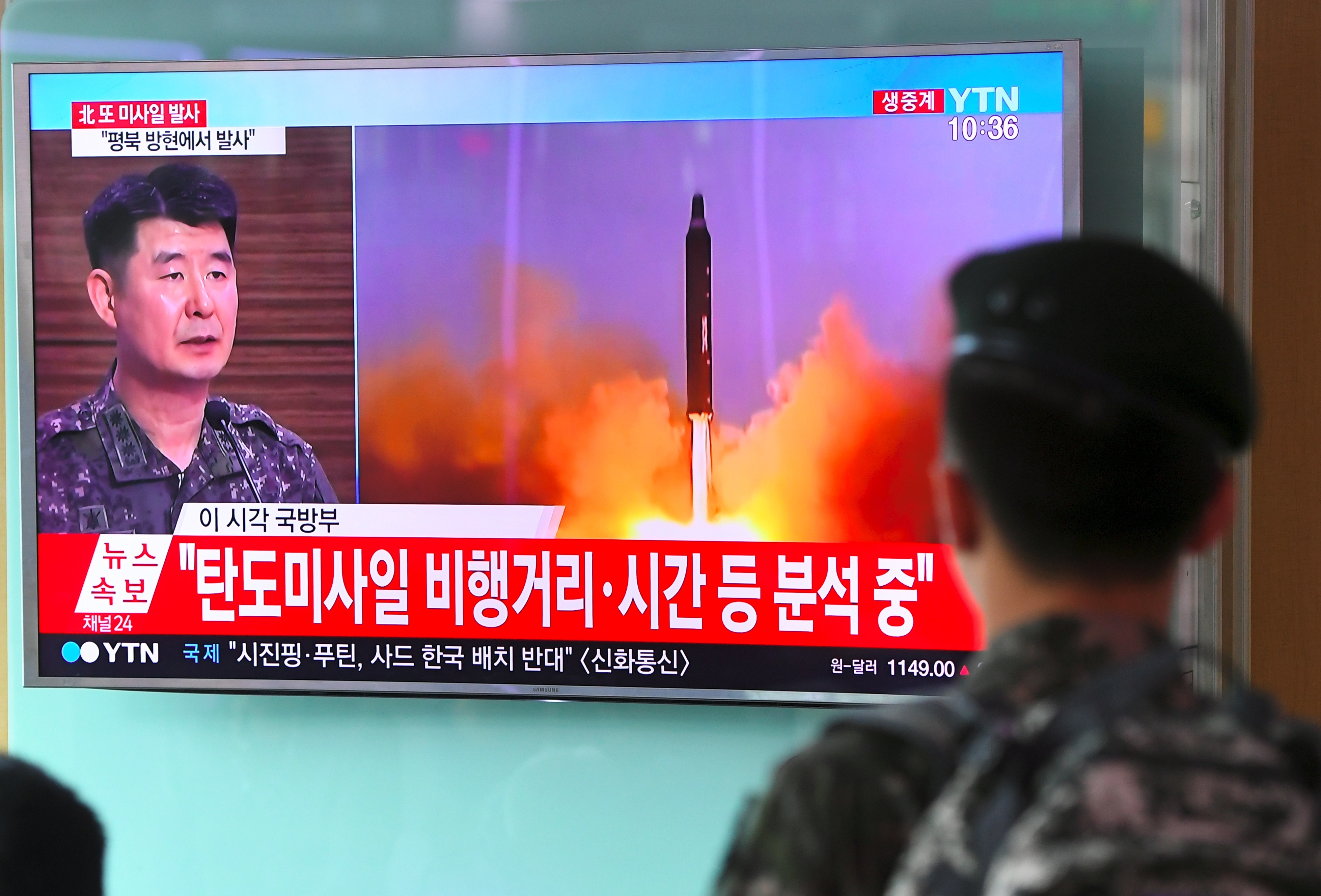 Un militar de Corea del Sur habla sobre el lanzamiento en una cadena de ese país (AFP)