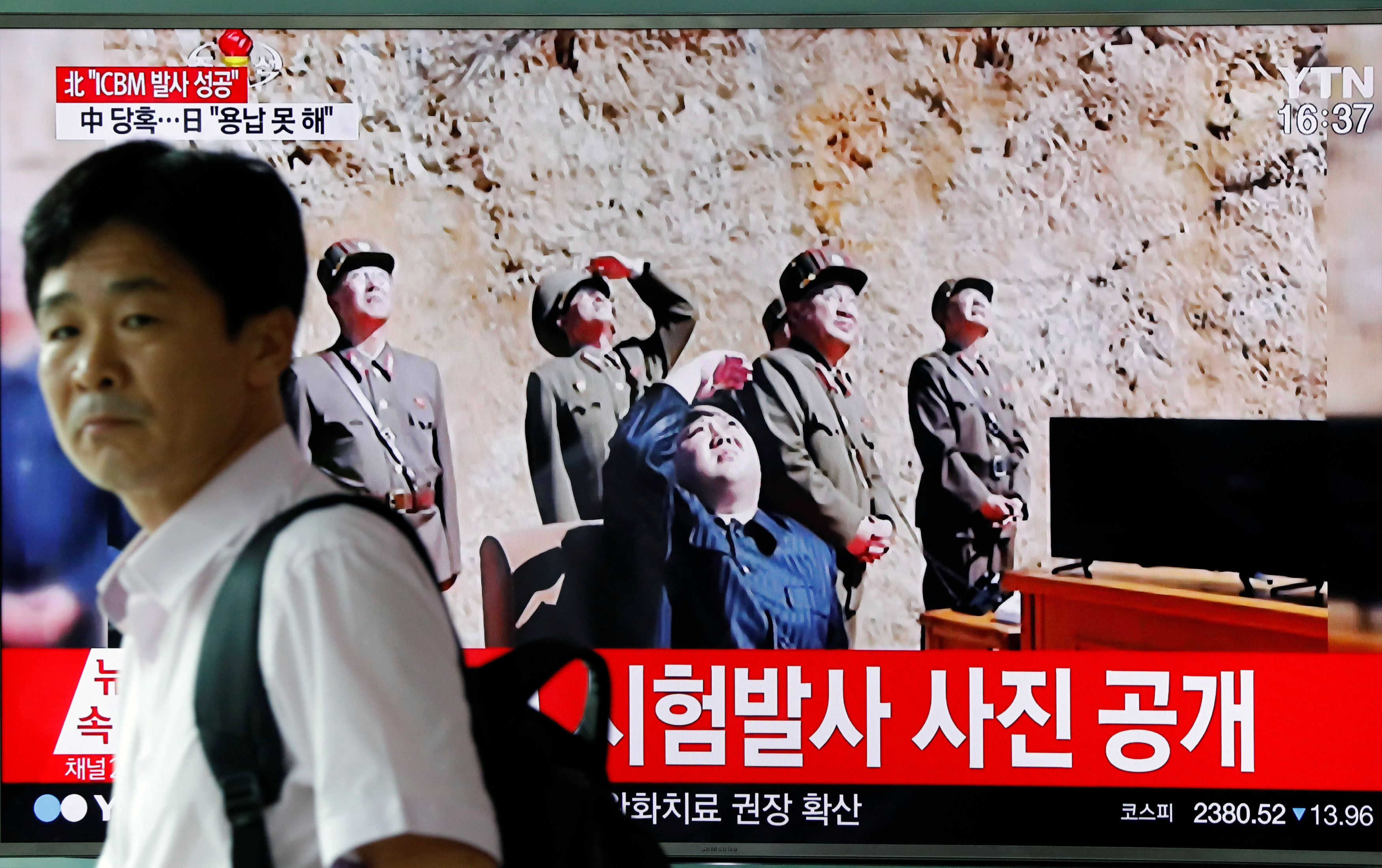Otra imagen de la televisión de Corea del Sur muestra a Kim Jong Un y sus generales observando el vuelo del misil (Reuters)