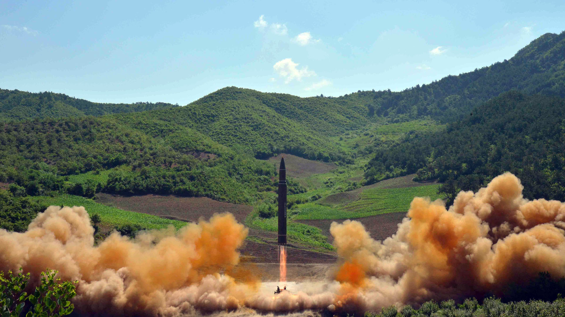 Según datos del régimen, el Hwasong-14 voló a 2.802 kilómetros de altura por una distancia de 933 kilómetros antes de caer en el Mar de Japón (Reuters/KCNA)