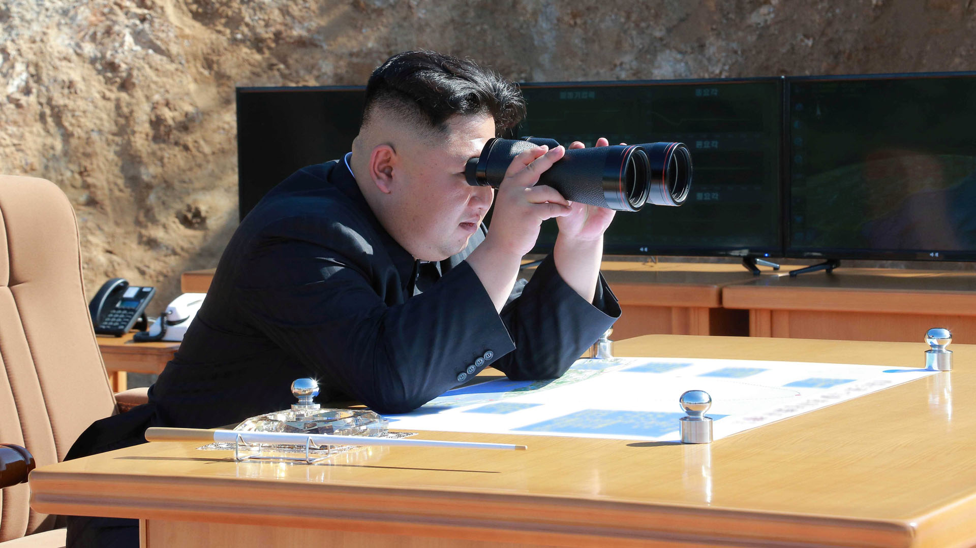 Kim Jong Un en el sitio de pruebas donde fue lanzado al Hwasong-14 (Reuters/KCNA)