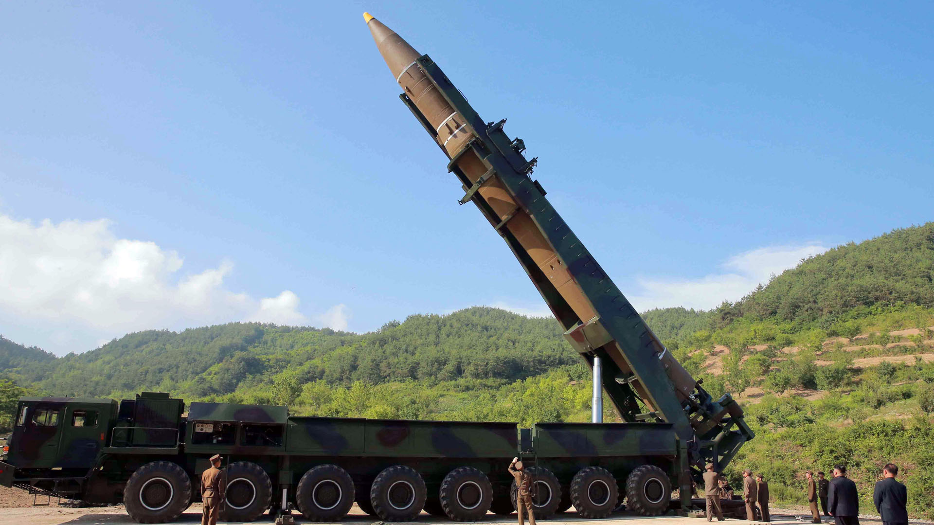 El misil en su lanzador (Reuters/KCNA)