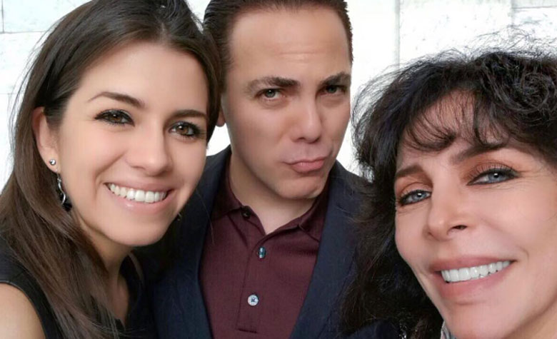 Cristian y Carol posaron con Verónica Castro. (Foto: Especial)