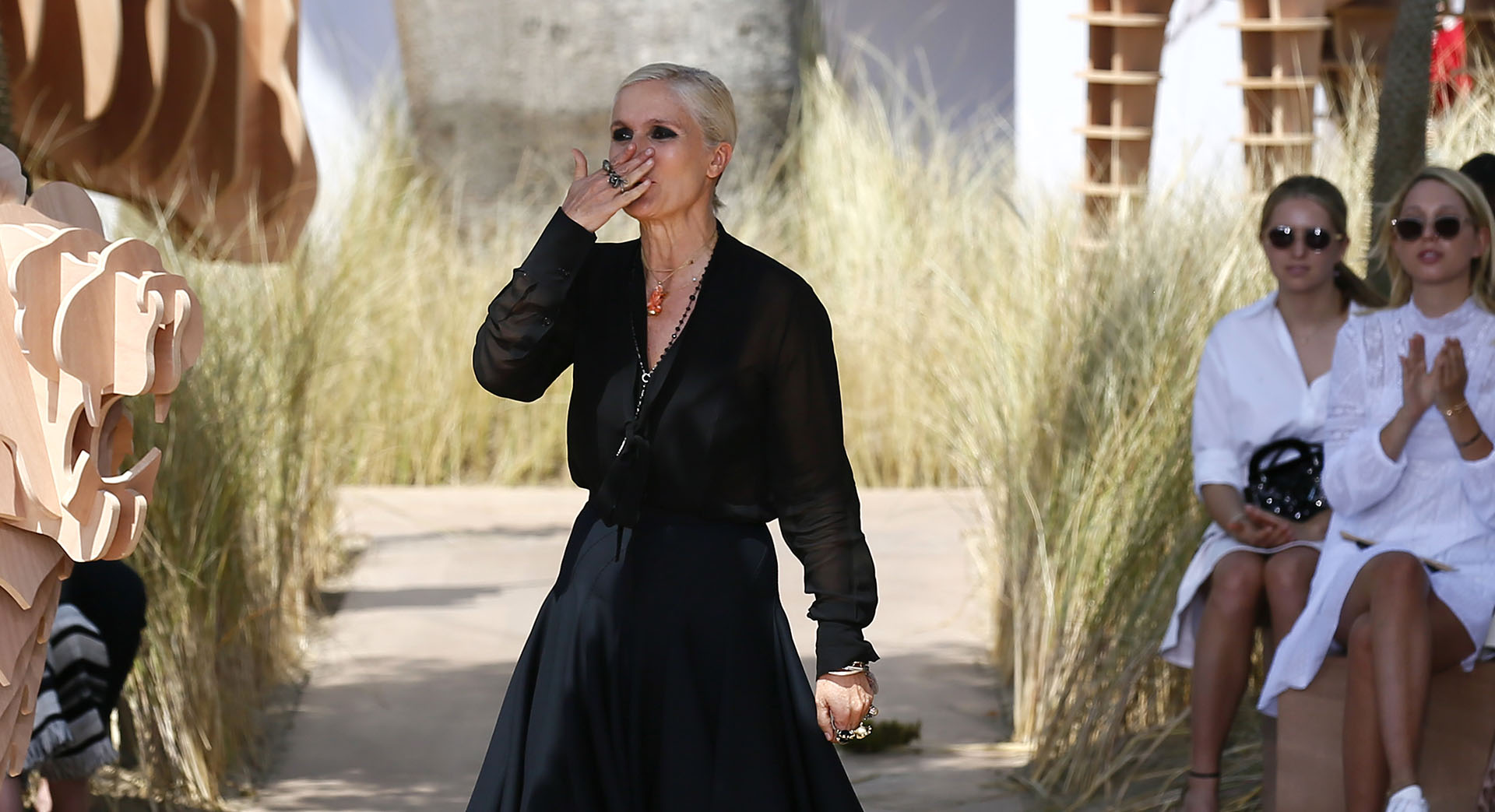 La segunda colección a cargo de Maria Grazia Chiuri despertó gran expectativa. Una vez más plasmó su estética feminista en sus piezas de colección (AP Photo/Francois Mori)