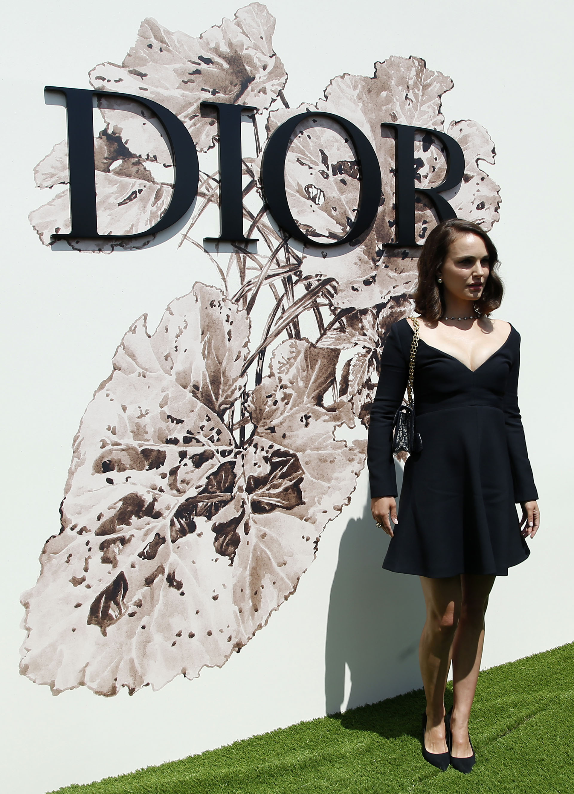 Natalie Portman, a meses de ser mamá, se inclinó por una pieza clásica de corte midi (AP Photo/Thibault Camus)
