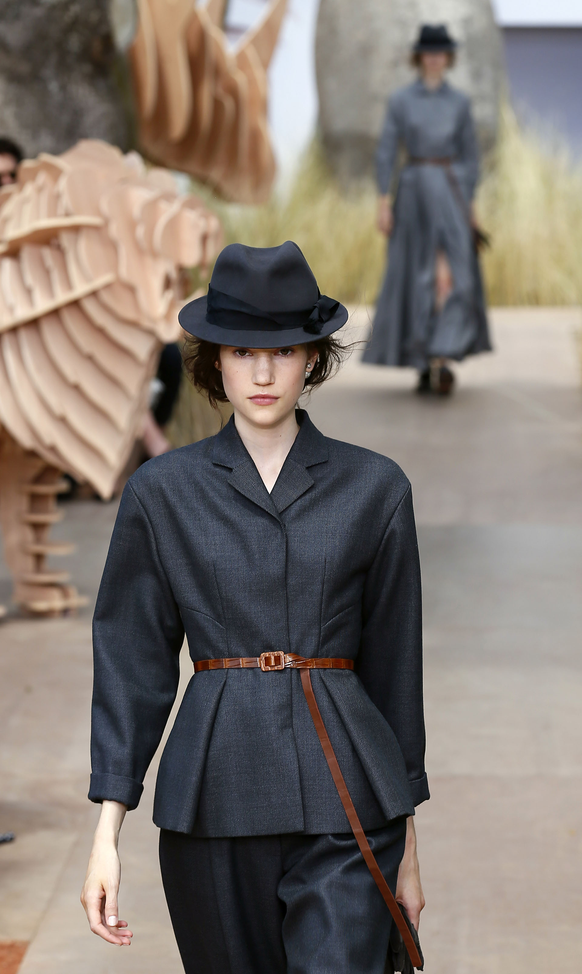 La sastrería con estética masculina vuelve a invadir la pasarela en prendas elegantes y conservadoras con cinturas marcadas por un fino cinturón, sombreros y mocasines. ( (AP Photo/Francois Mori)