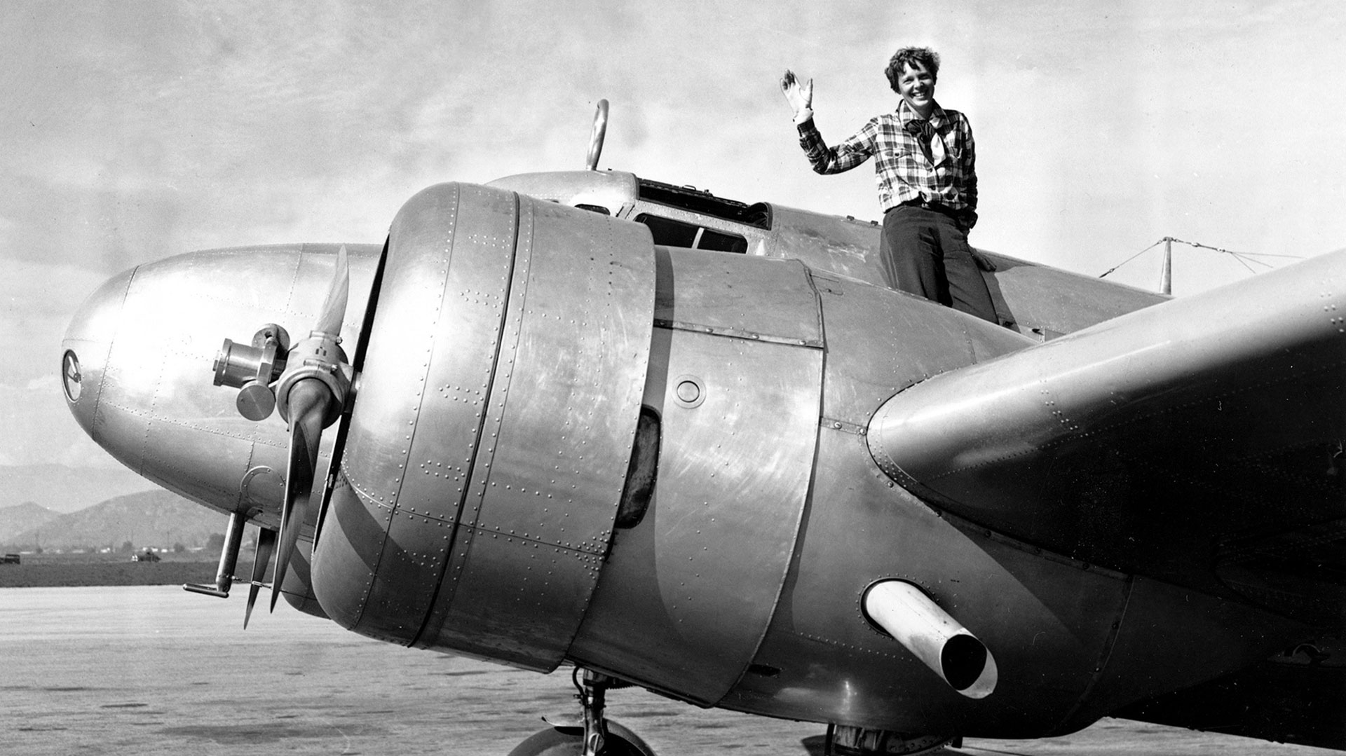 Amelia Earhart a bordo de su avión en una de sus últimas fotografías antes de desaparecer (Getty)