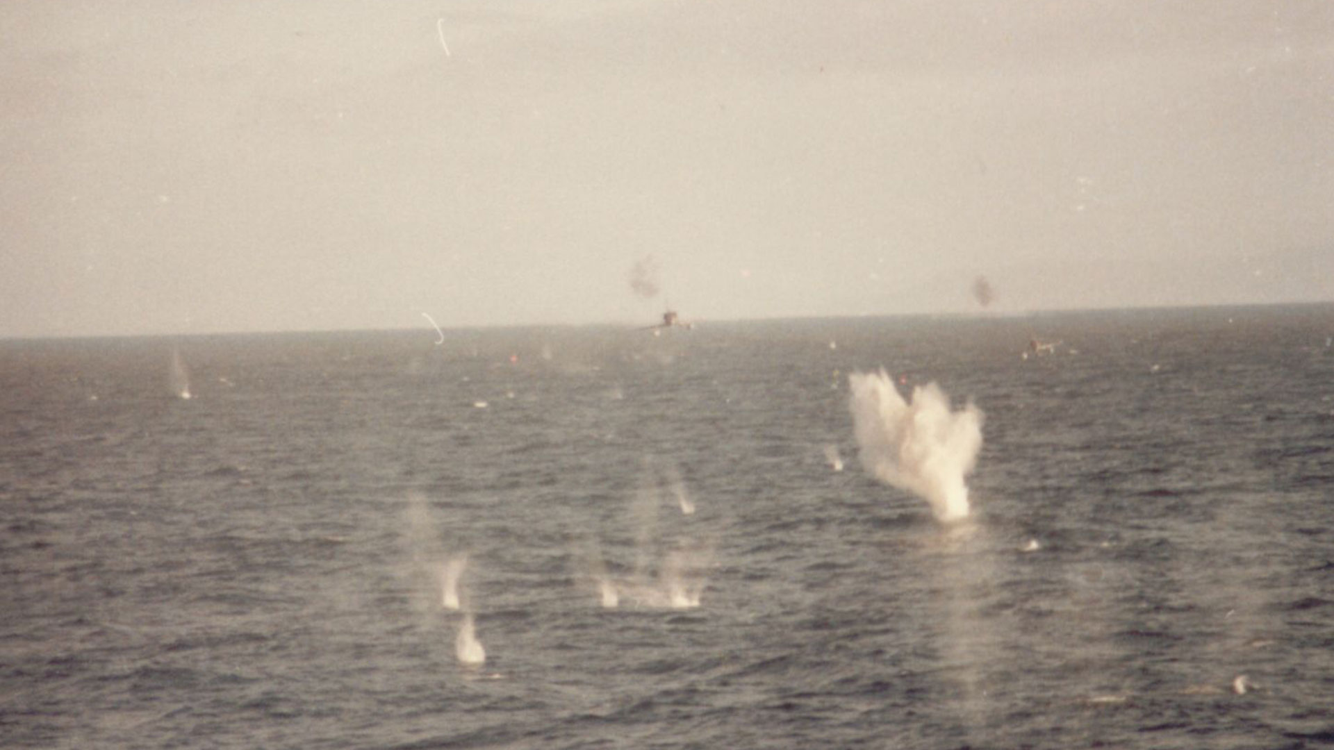 El impresionante ataque de dos aviones A4-B (del capitán Pablo Carballo y el alférez Carlos Rinke) fotografiado desde un buque británico