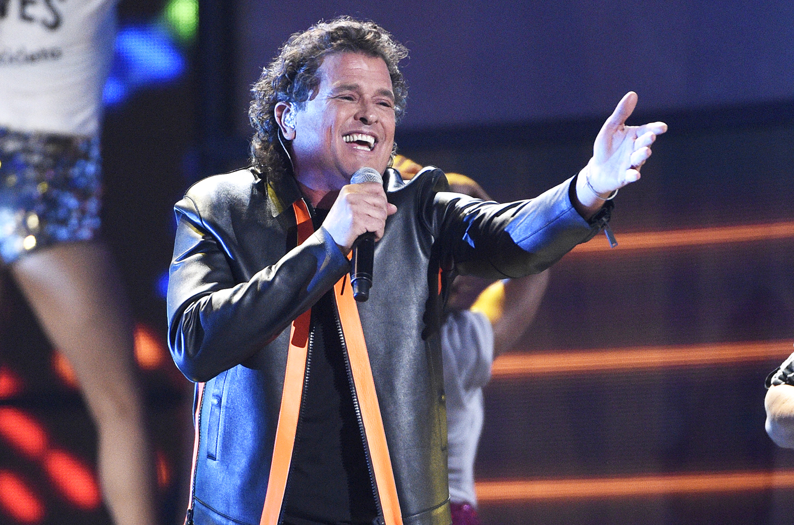 Carlos Vives interpretando el tema “La Bicicleta” en el edición 17 de los premios Latin Grammy. (Photo by Chris Pizzello/AP)