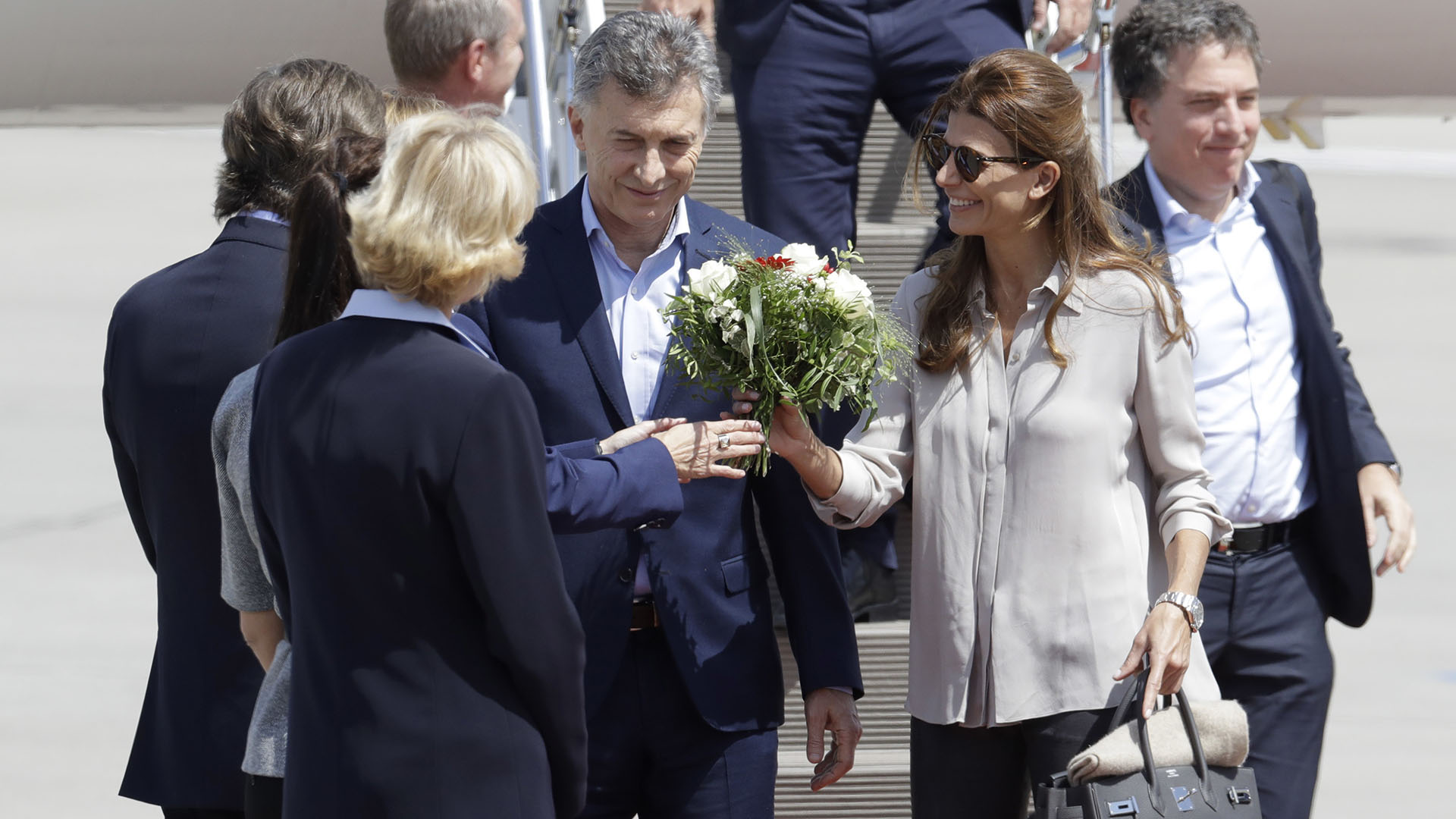 La Primera Dama fue recibida con un ramo de flores