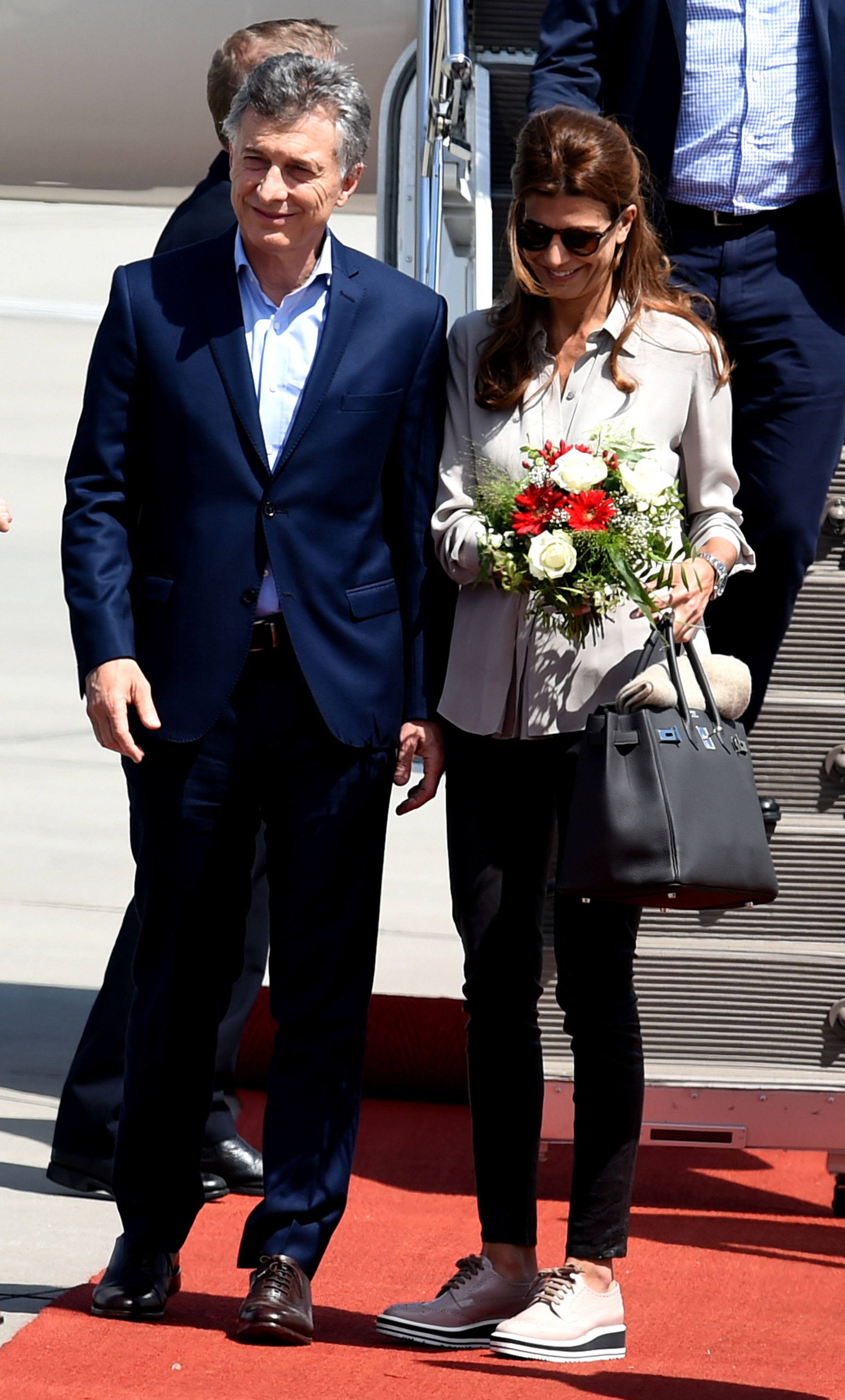 Mauricio Macri y Juliana Awada, juntos al pie del avión que los llevó a Alemania