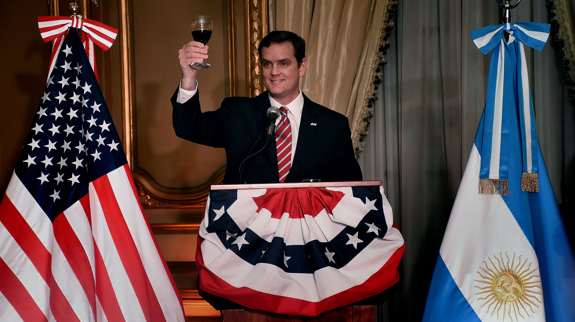 El encargado de Negocios de la embajada de los Estados Unidos, Tom Cooney, durante el brindis