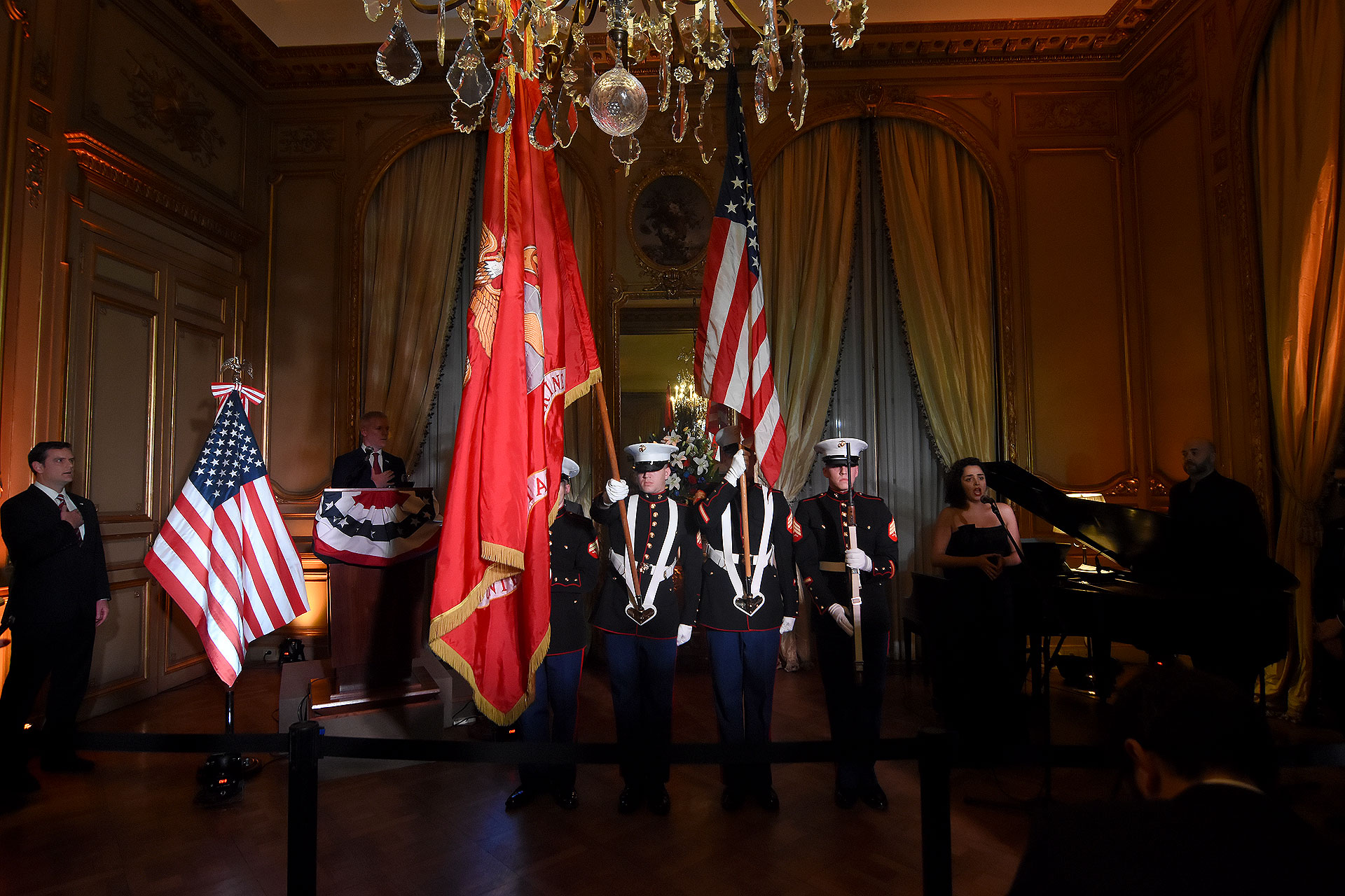 Durante la ceremonia, se entonaron los himnos de los Estados Unidos y de la Argentina