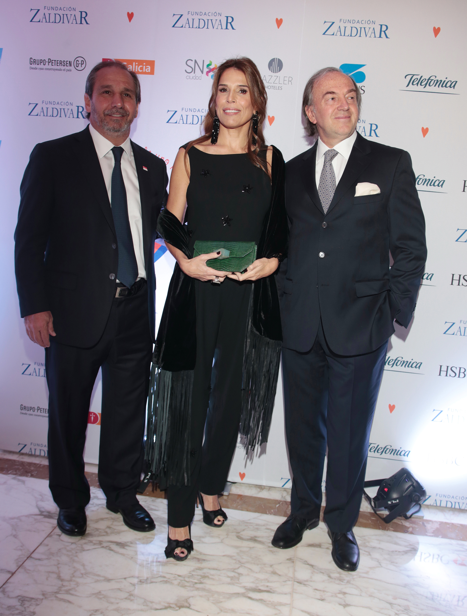 Nicolás y Agustina Caputo junto a Roberto Zaldivar