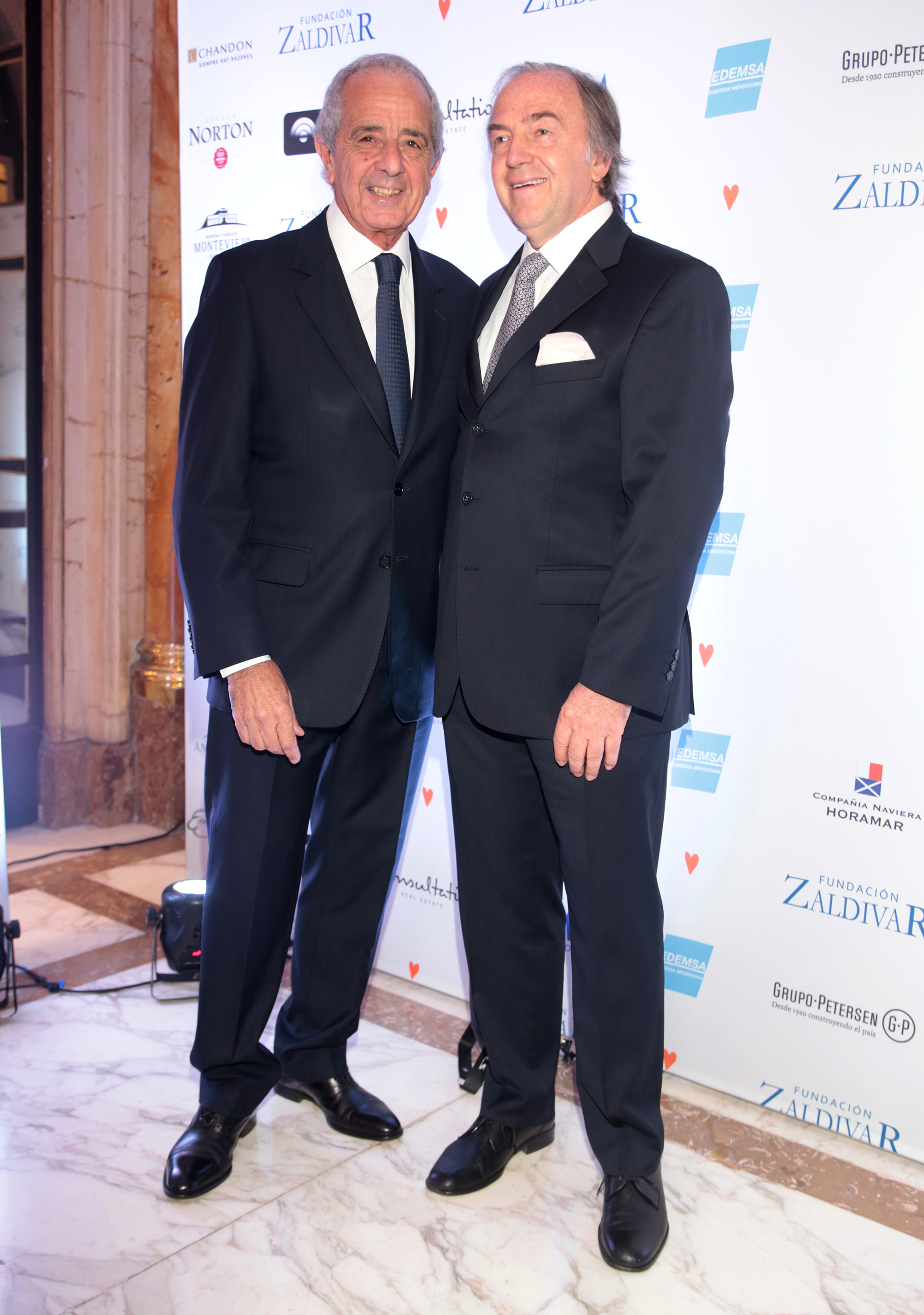 El presidente de River Plate, Rodolfo D’Onofrio, y Roberto Zaldivar. Los doctores Roger E. Zaldivar, su hijo el Dr. Roberto Zaldivar y el contador Alfredo Romano crearon esta fundación que ya lleva más de 26 años trabajando para mejorar la calidad visual de quienes lo necesitan
