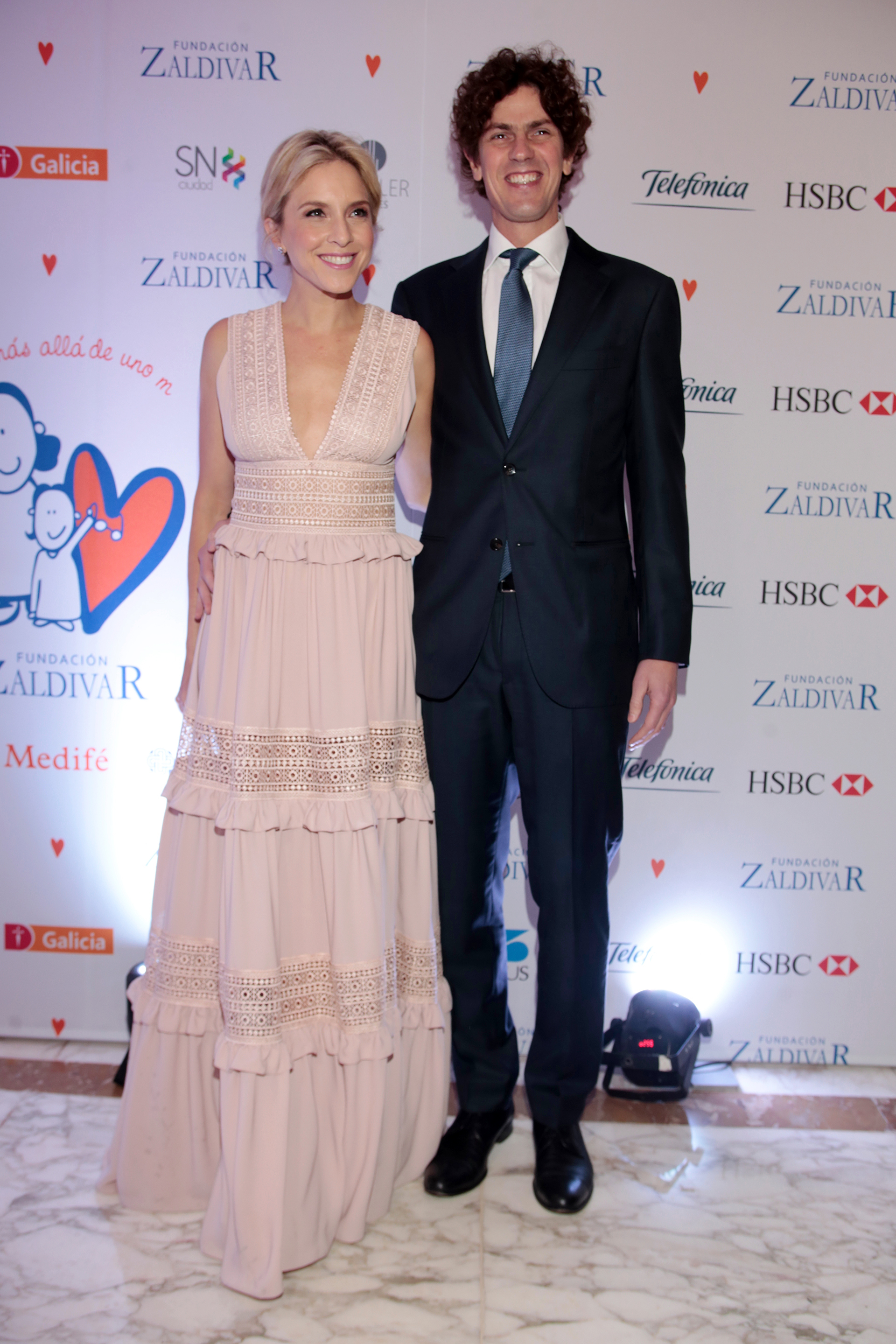 Carla Peterson y Martín Lousteau. La Fundación Zaldivar trabaja a través de tres etapas: educación preventiva, donde organizan talleres de concientización para padres, maestros y niños en diferentes escuelas y organismos; detección y diagnóstico a través de diferentes campañas en escuelas para detectar anomalías visuales en los estudiantes; y tratamiento y seguimiento clínico-quirúrgico en esa entidad benéfica