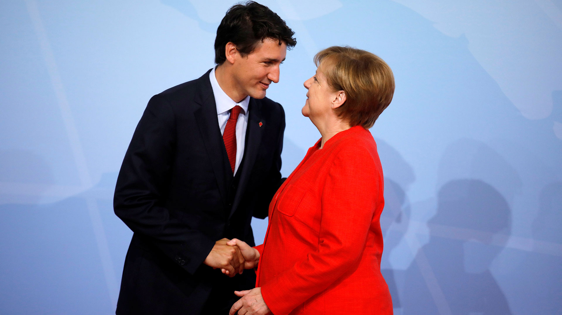 Angela Merkel recibió a Justin Trudeau en la cumbre del G-20. Ambos escogieron una tonalidad fuerte y llamativa (Reuters)