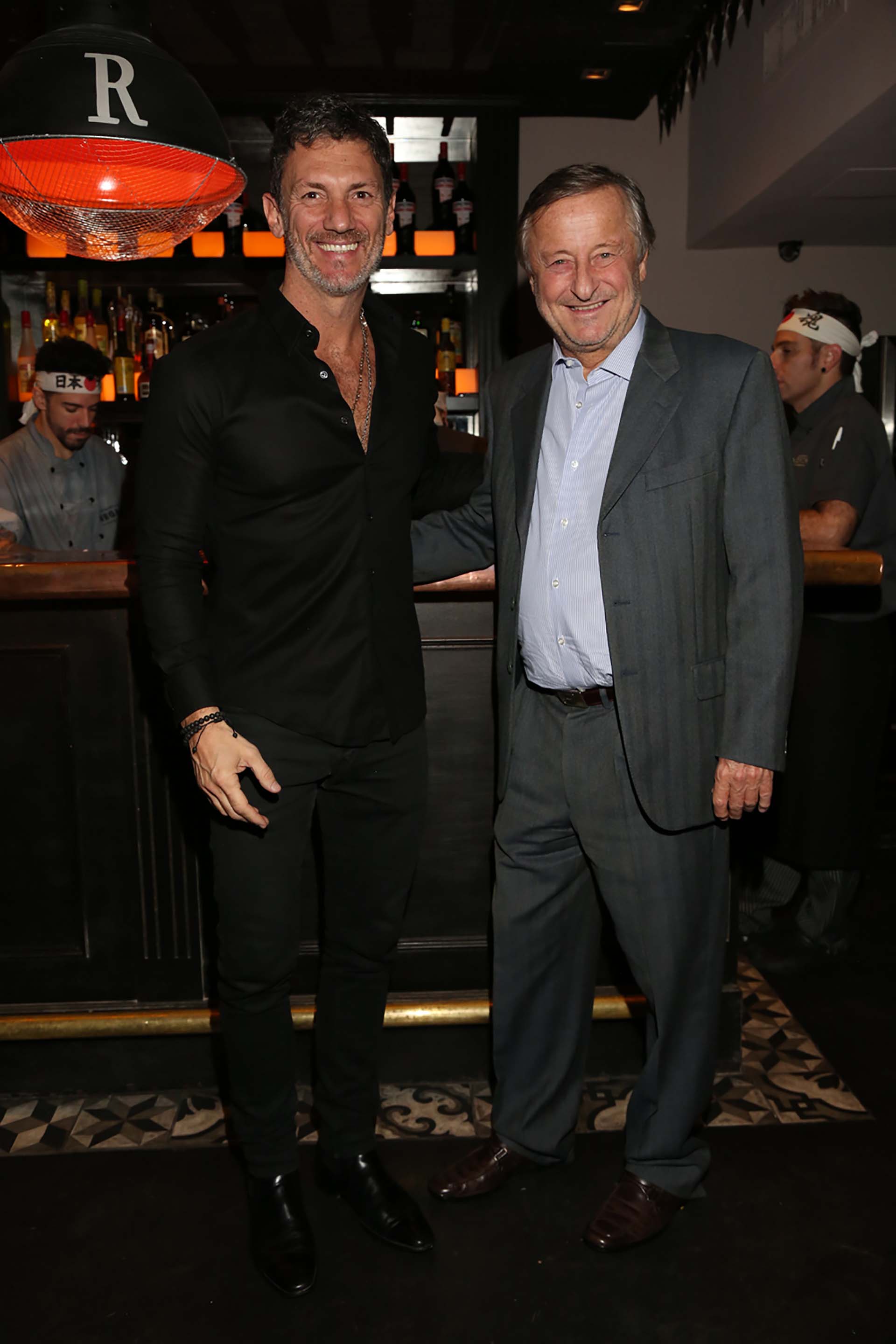 El café bistro y sushi bar Negroni abrió sus puertas y muchos famosos se acercaron a conocer el nuevo punto de encuentro del PR Leo Mateu, quien en la foto recibe al presidente de Fiat Argentina, Cristiano Rattazzi