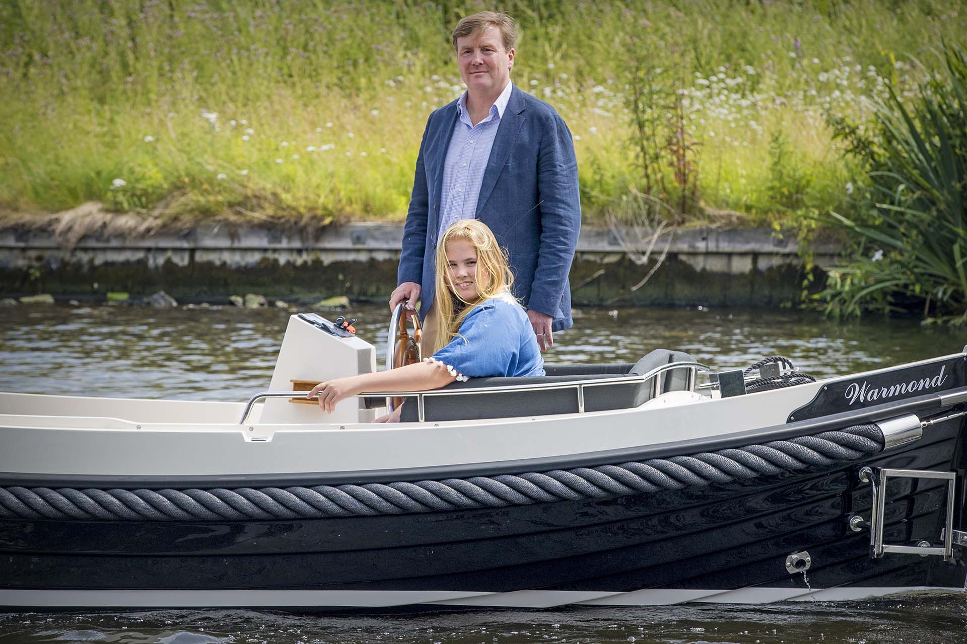 El rey Guillermo navega junto a su hija mayor, la princesa Amalia, heredera al trono holandés