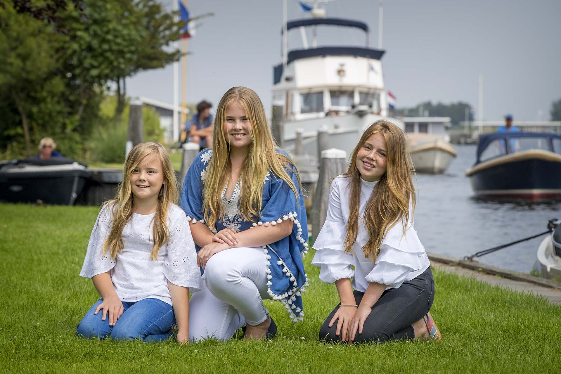Con la misma simpatía y sencillez de sus padres, las tres hijas de Máxima y Guillermo posaron con naturalidad, luciendo jeans y blusas con mangas amplias
