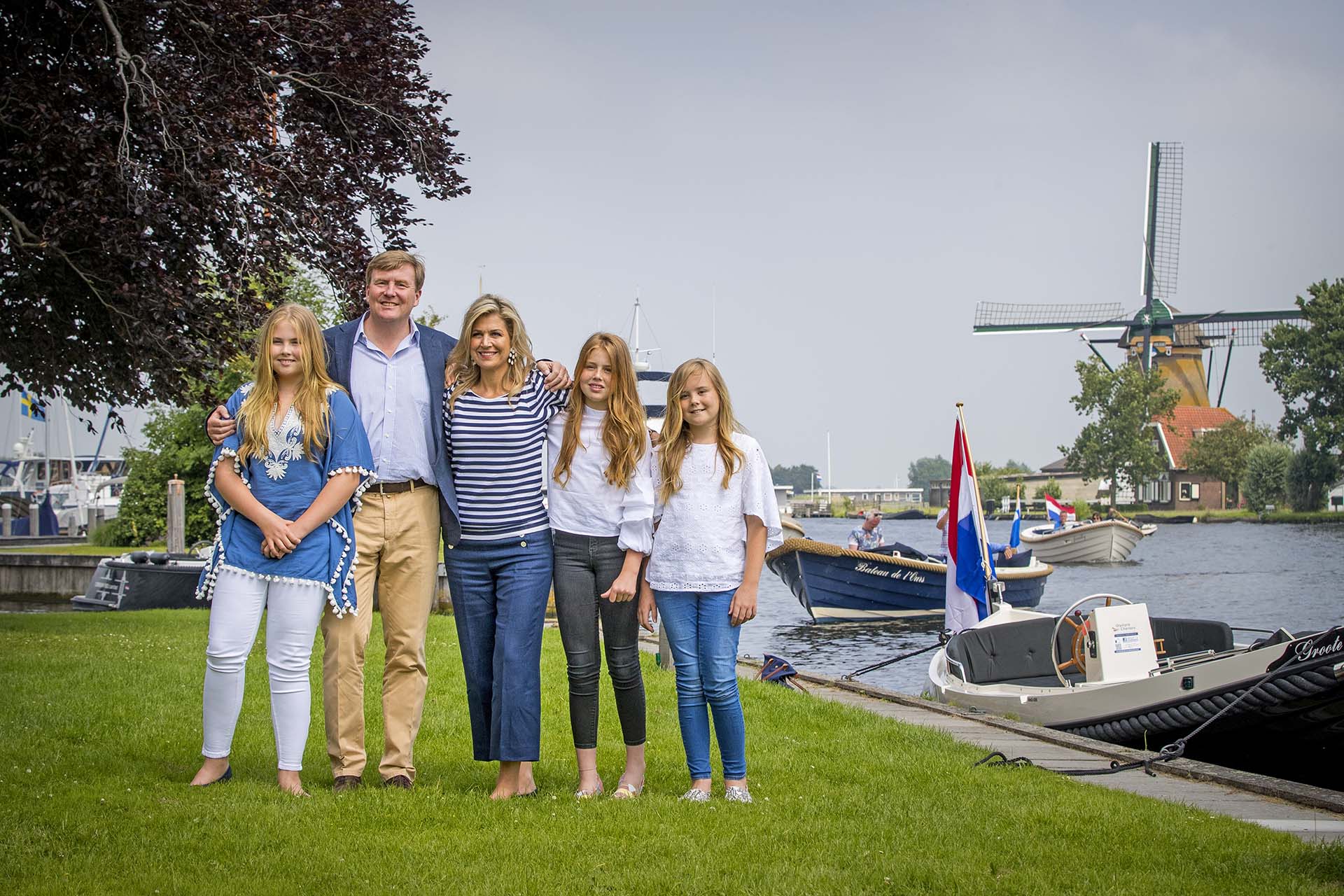En esta oportunidad, la familia real eligió lucirse con el estilo marinero, que incluyó hasta un clásico diseño a rayas azules y blancas para la reina Máxima