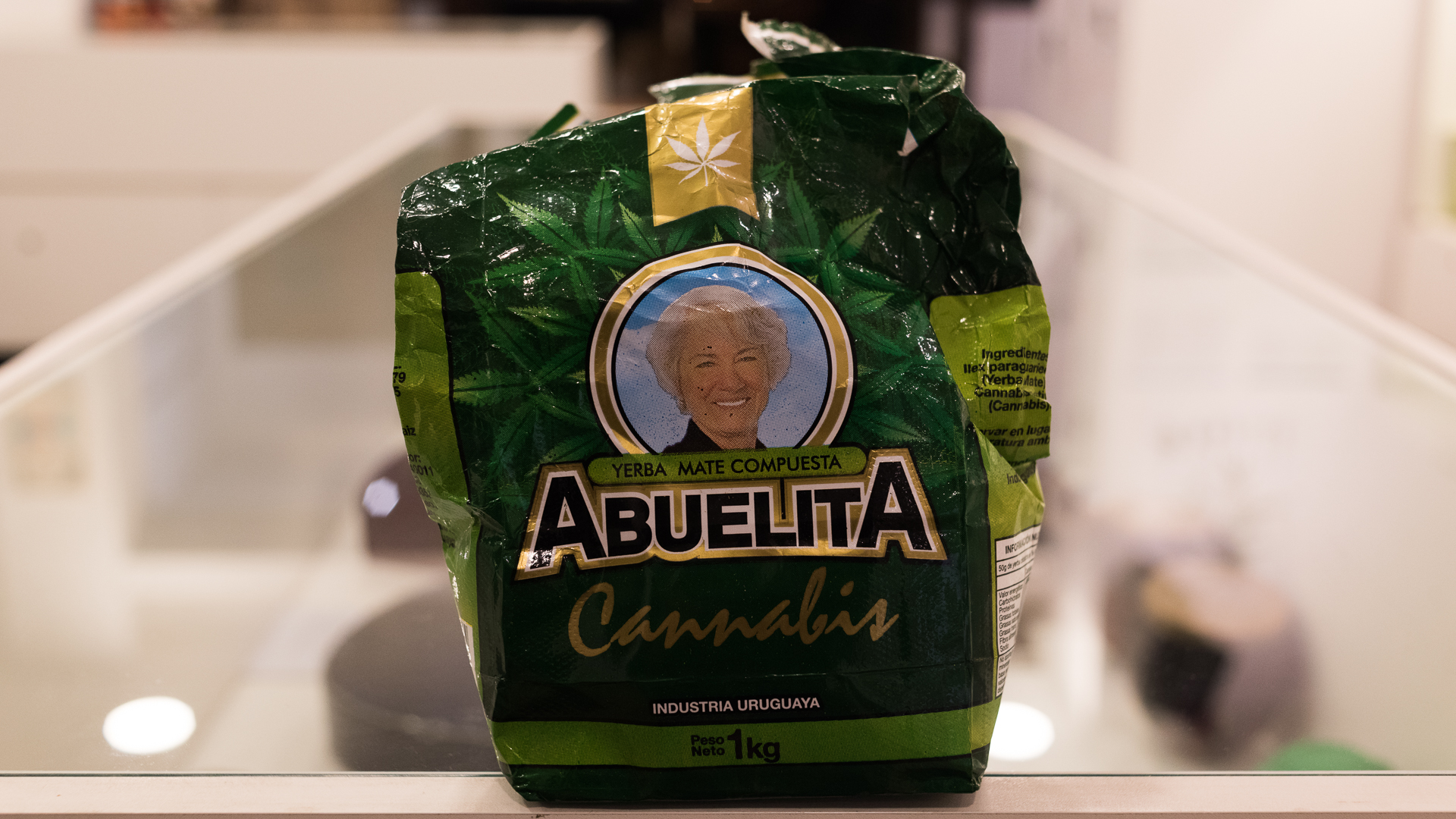 Yerba mate saborizada con hojas de cannabis (Adrián Escandar)