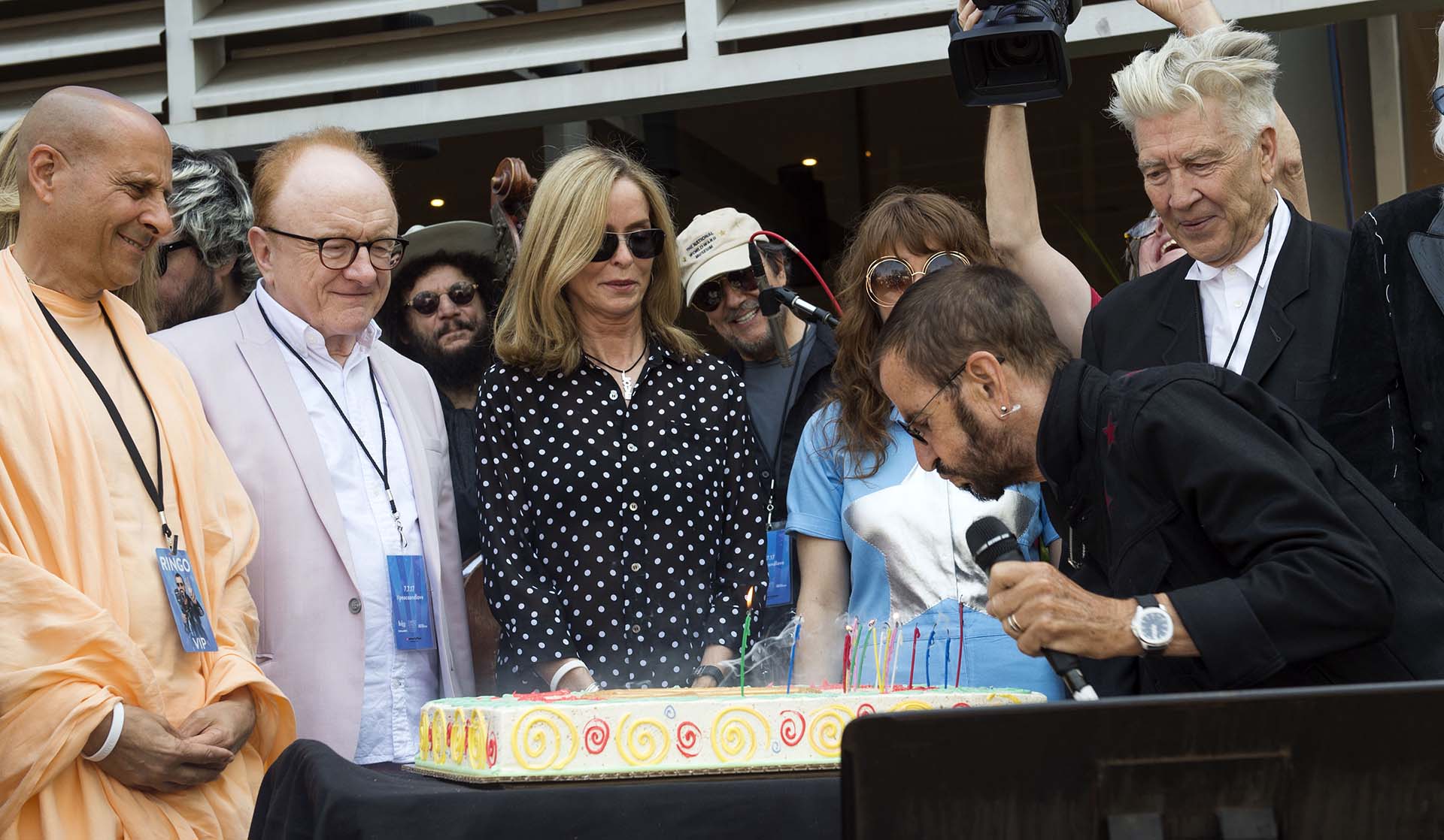 Ringo Starr sopla las velas de la torta de cumpleaños, en compañía de su familia y de amigos íntimos /// Fotos: AFP – Textos: EFE