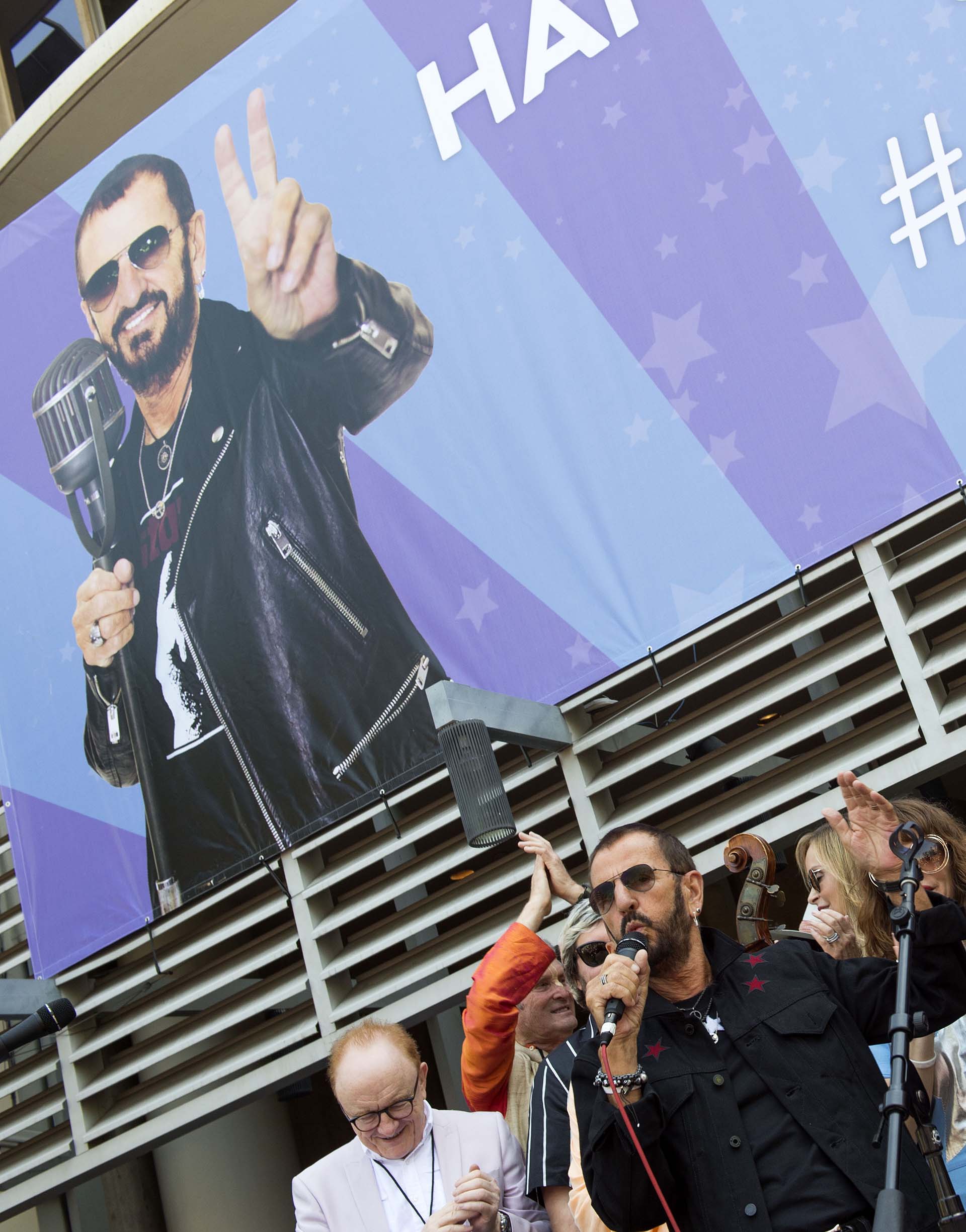 El festejo en Hollywood contó con las actuaciones del propio Ringo y de los músicos Don Was, Van Dye Parks, Jenny Lewis y Michael Bearden. Entre los invitados estuvieron el director de cine David Lynch, los humoristas Richard Lewis y Howie Mandell, y los actores Jeremy Piven, Bud Cort y Ed Begley Jr