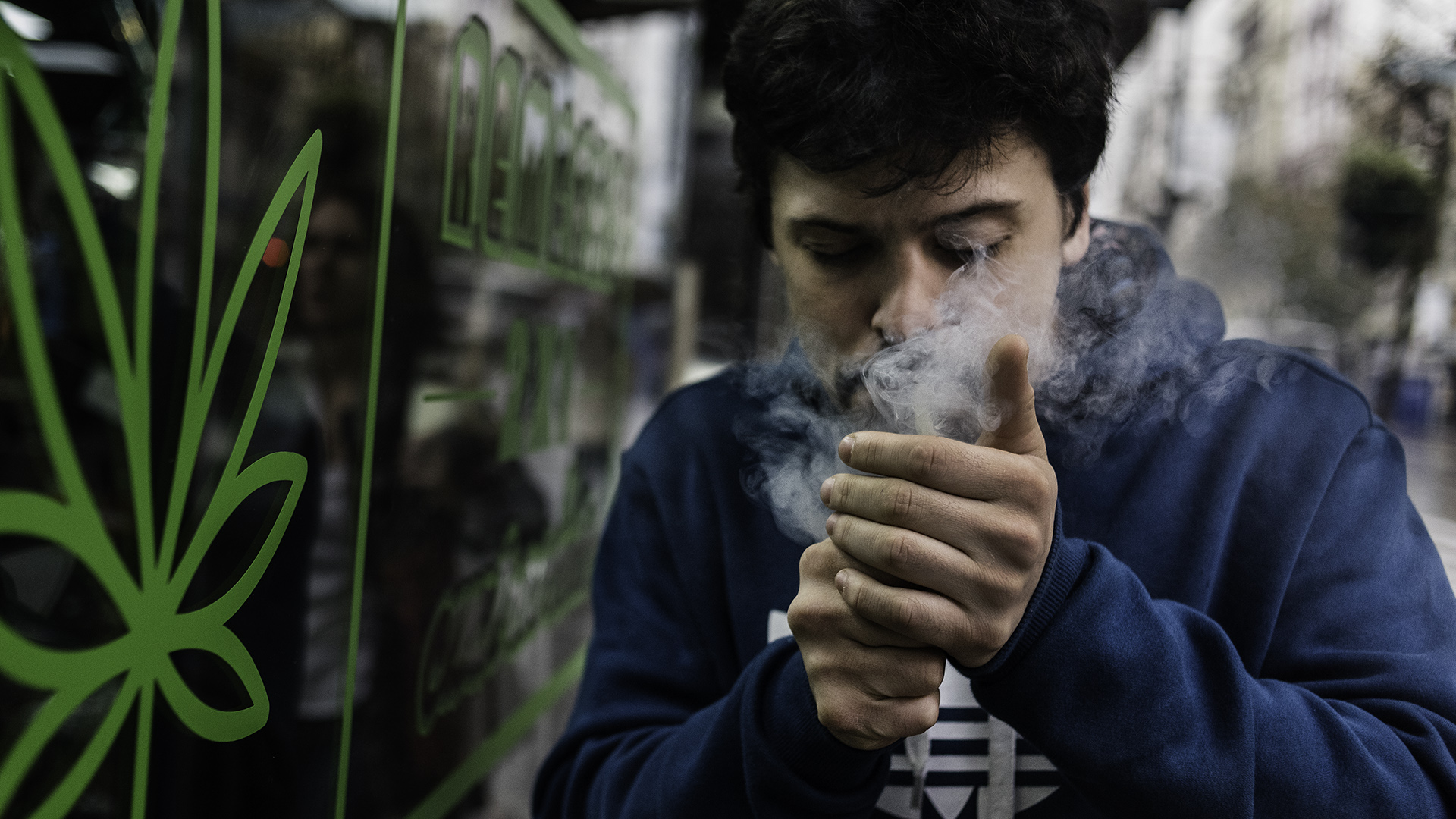 Un usuario de cannabis fuma en plena Avenida 18 de Julio, en Montevideo (Adrián Escandar)