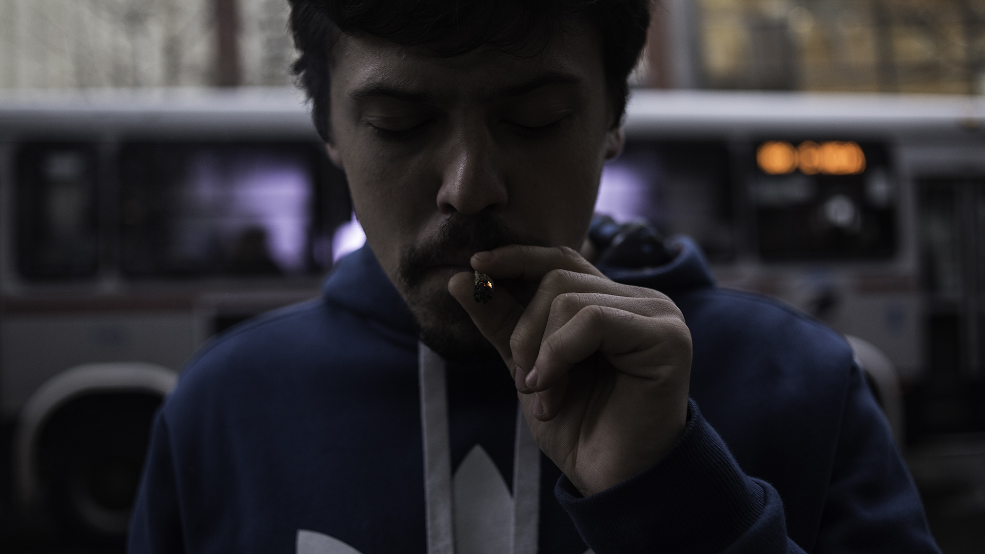 Lucas López tiene 25 años y es dueño de un grow shop en el centro de Montevideo (Adrián Escandar)