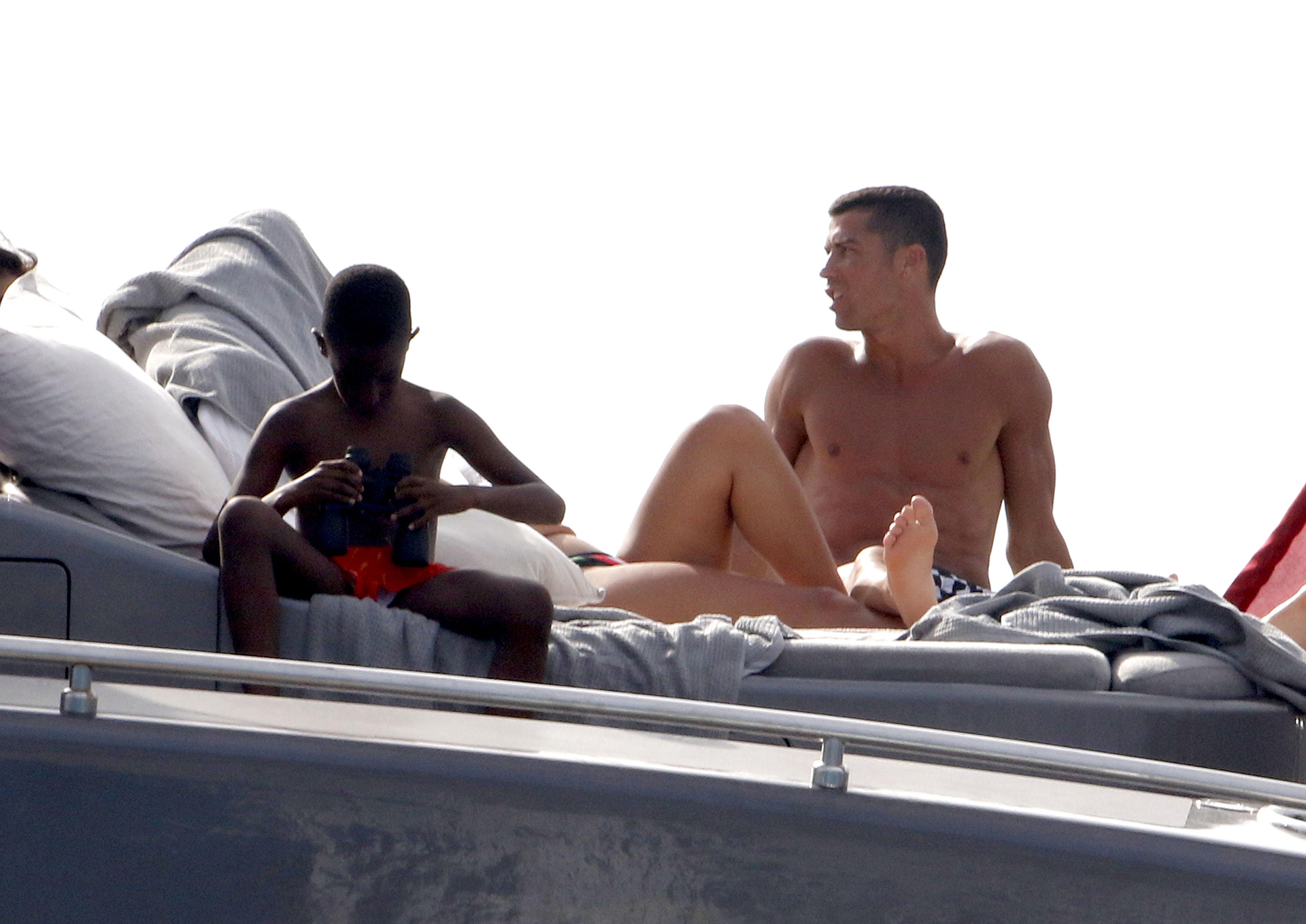 El luso, que aún no le confirmó al Real Madrid si seguirá o no en el club, descansa en la isla de Ibiza junto a su familia y un grupo de amigos