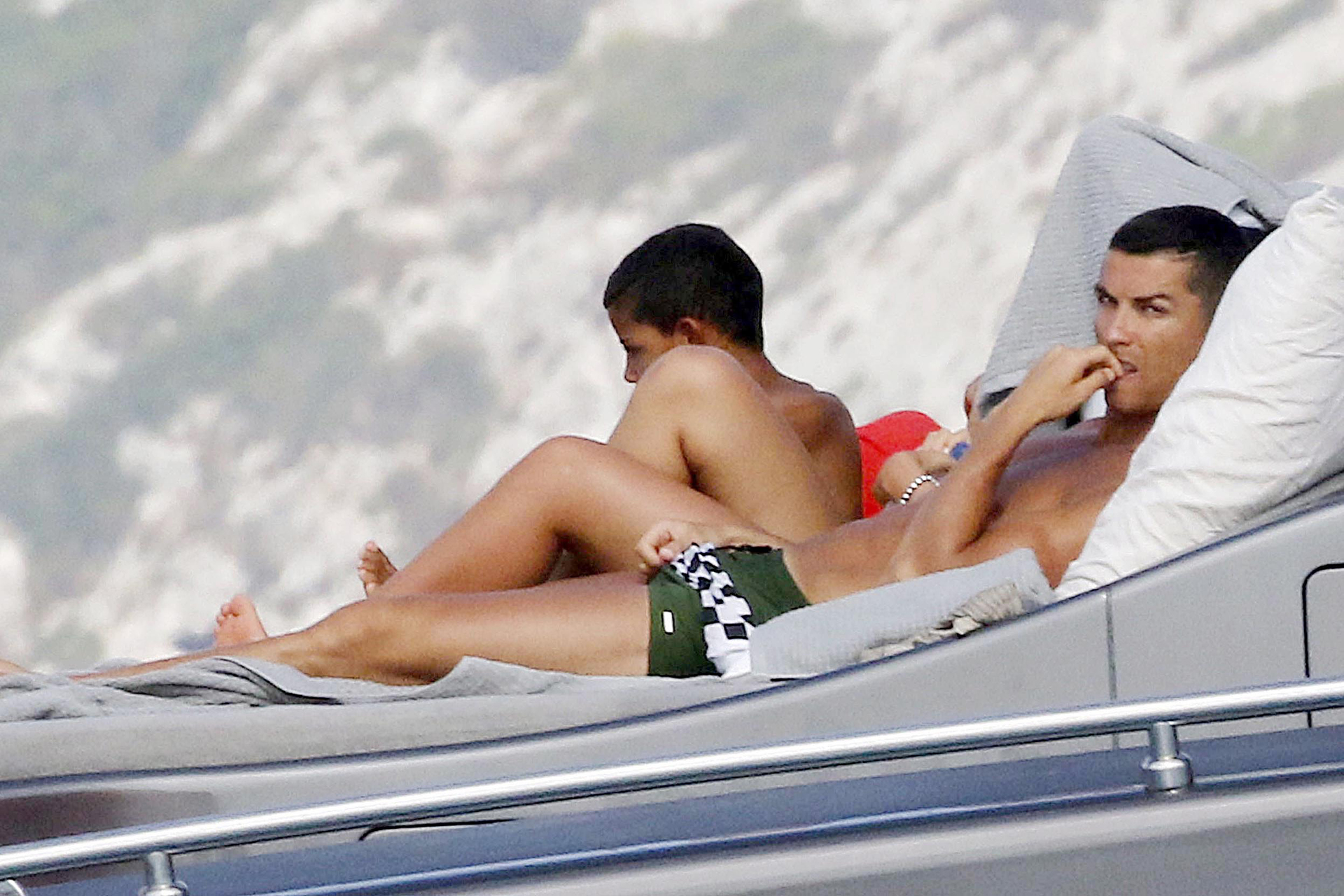 El delantero se trasladó junto a un numero grupo de personas entre los cuales están sus tres hijos, Cristiano Ronaldo Jr (junto a él en la foto), y los gemelos Eva y Mateo, recientemente nacidos