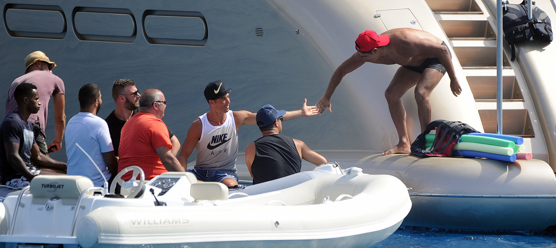 El luso habita un fantástico crucero de lujo en Ibiza pero durante las tardes navega en bote por el agua cristalina de la isla de Formentera