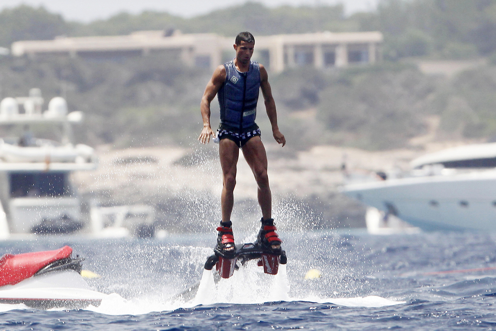 Cristiano disfruta sus días de descanso en los que, sin embargo, se dedicó a la práctica de algunos deportes y pasatiempos acuáticos como aquí, en donde se lo ve a bordo de un Fly Board, una tabla aerodeslizante que se une mediante una cuerda a un jet sky que le da potencia y proporciona la sensación de “volar sobre el agua”