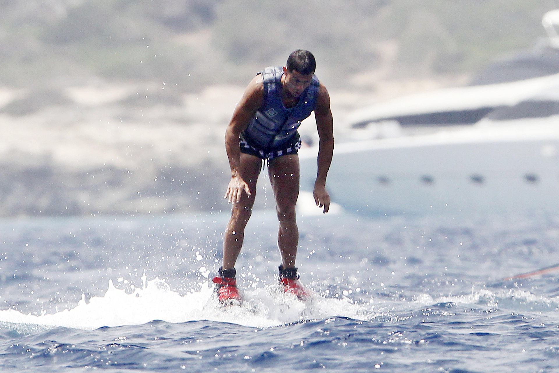 Al portugués se lo vio como un niño más sobre el Fly Board que se volvió su mejor pasatiempo en su tiempo de descanso en Ibiza