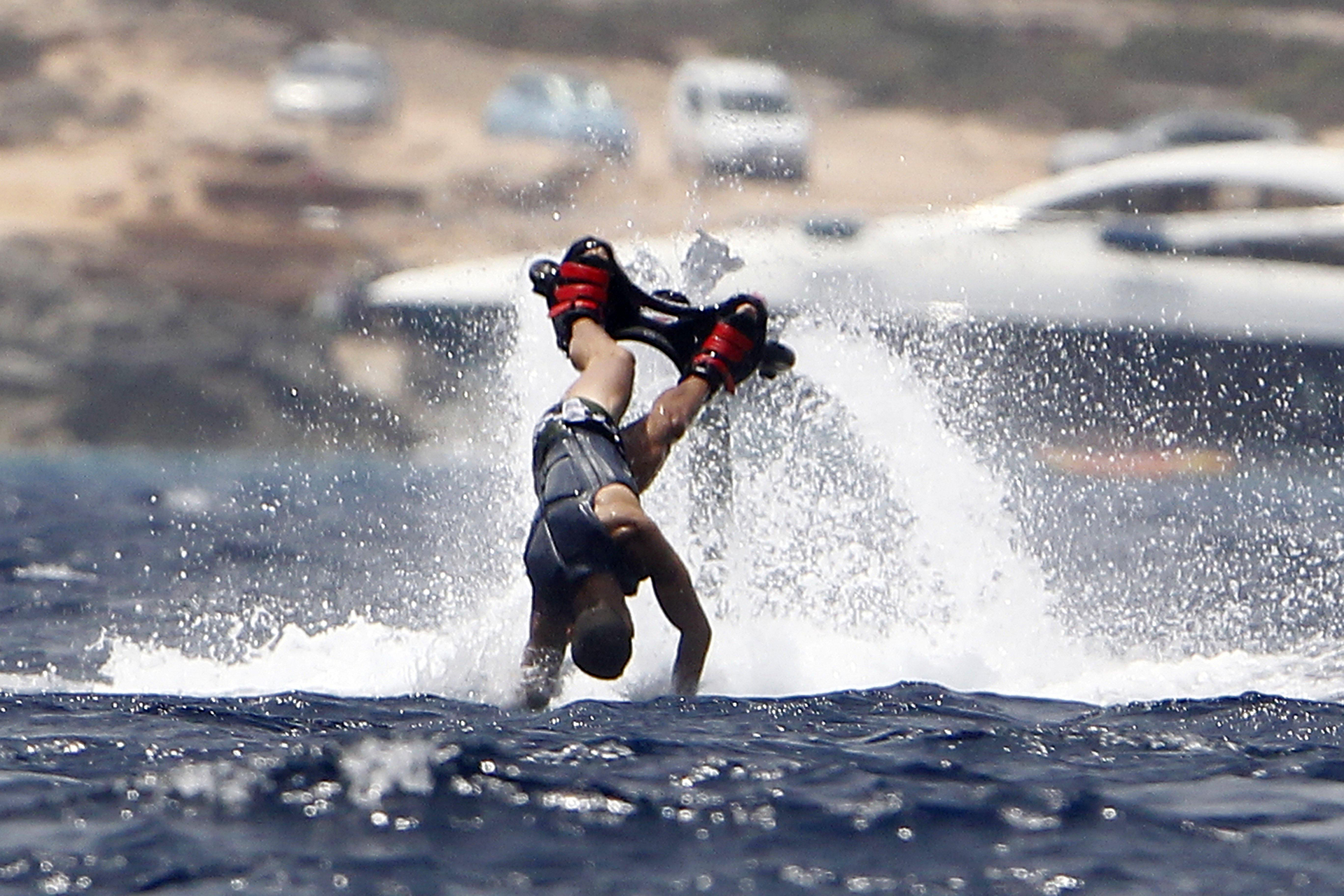 Cristiano Ronaldo se prepara para responderle al Real Madrid si va a seguir o no en el club. Mientras tanto, se divierte en las playas de Ibiza, junto al mar mediterráneo
