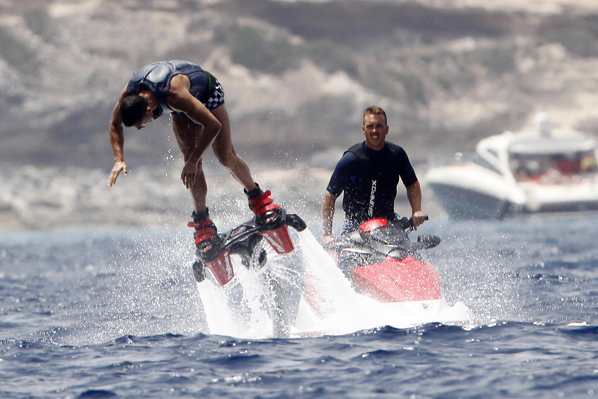 El luso compartió la diversión con su familia, sus amigos y los instructores que lo cuidaron de cualquier riesgo que pudiera sufrir con la práctica del flyboarding