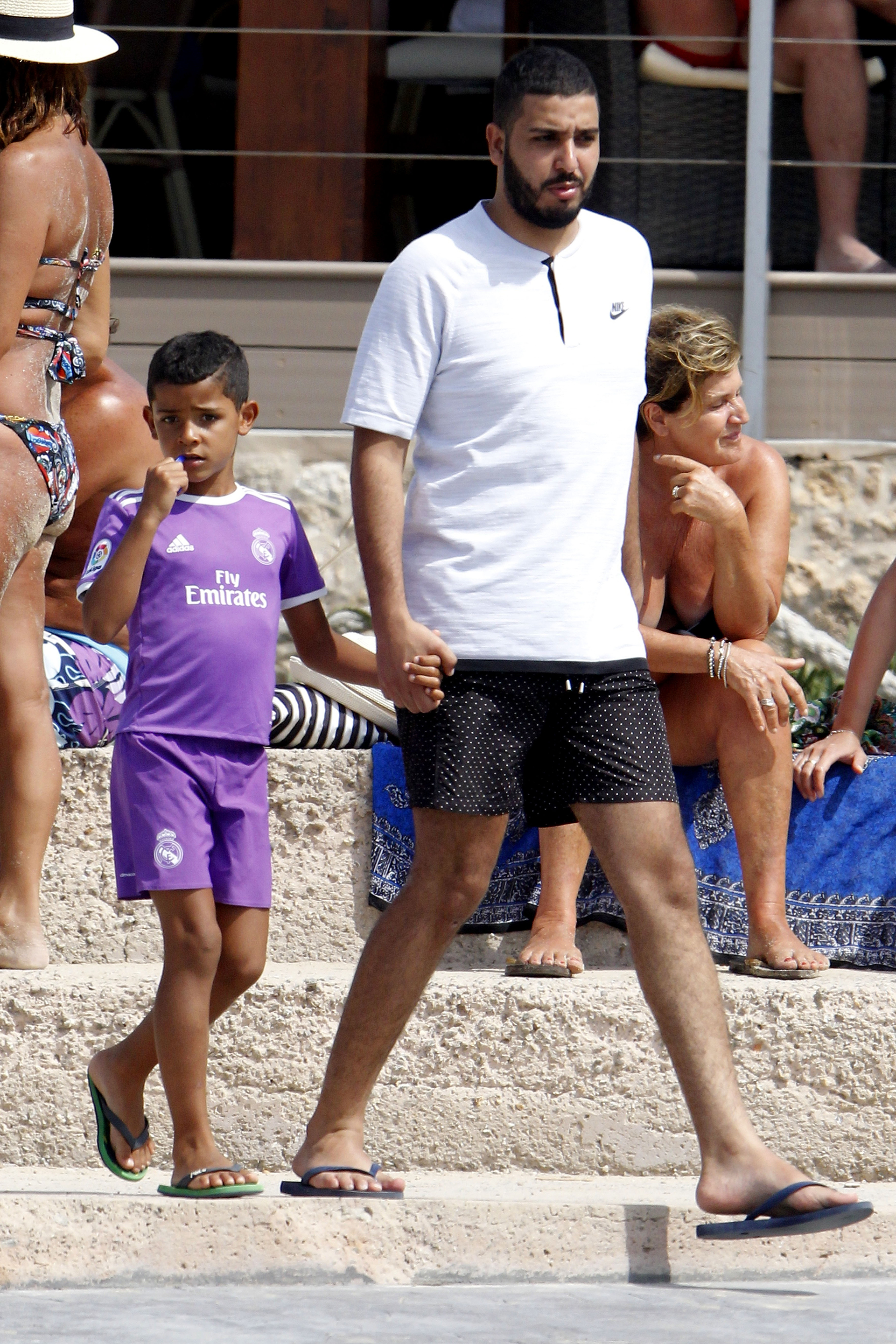 Uno de los tantos amigos de CRT pasea junto al hijo mayor del futbolista, Cristiano Ronaldo Jr., vestido con el uniforme del Real Madrid