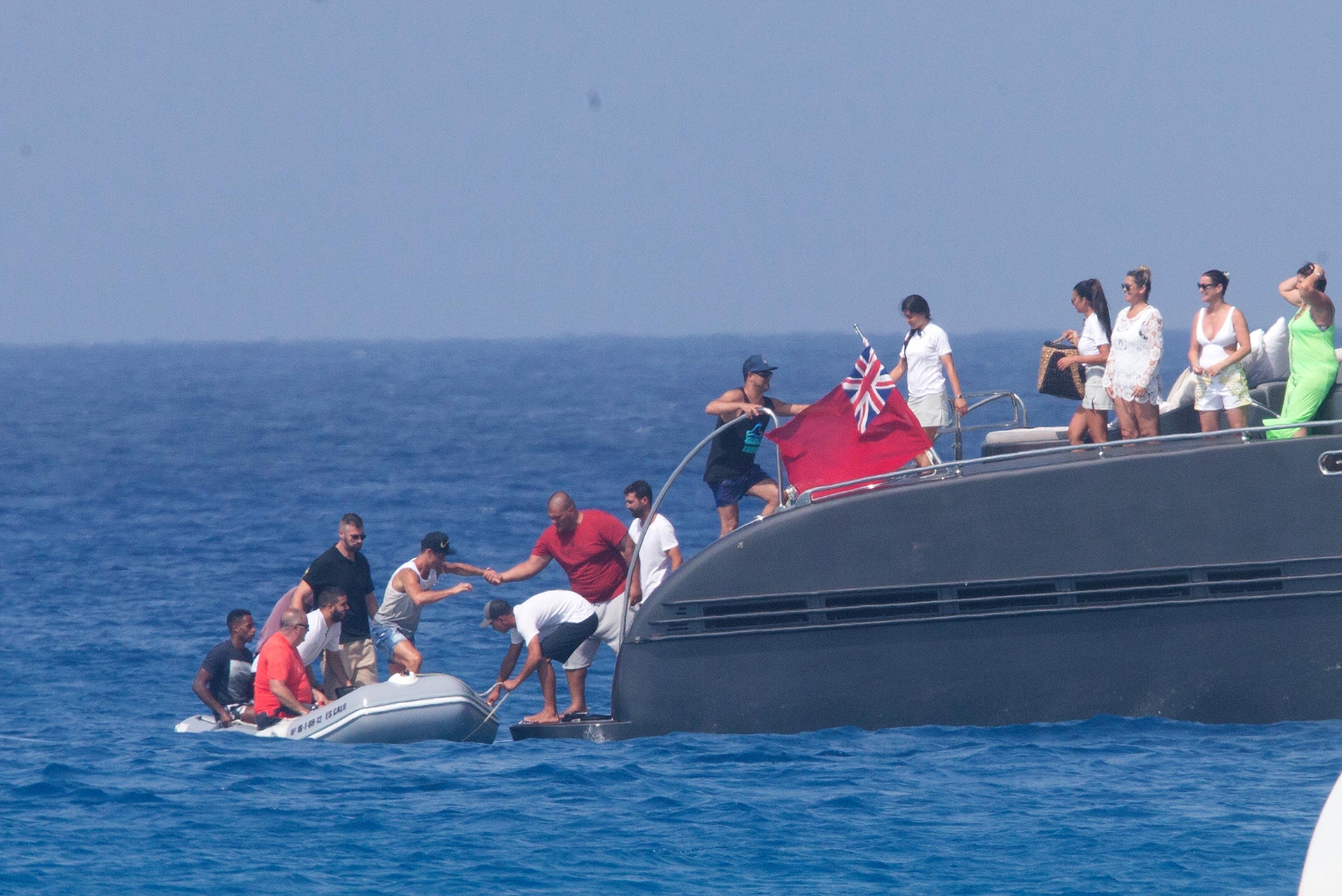 Al regreso del paseo en bote, el luso es ayudado por uno de los habitantes del barco que habita en sus días de descanso para regresar al lugar de reposo donde lo esperaba su novia, Georgina Rodríguez